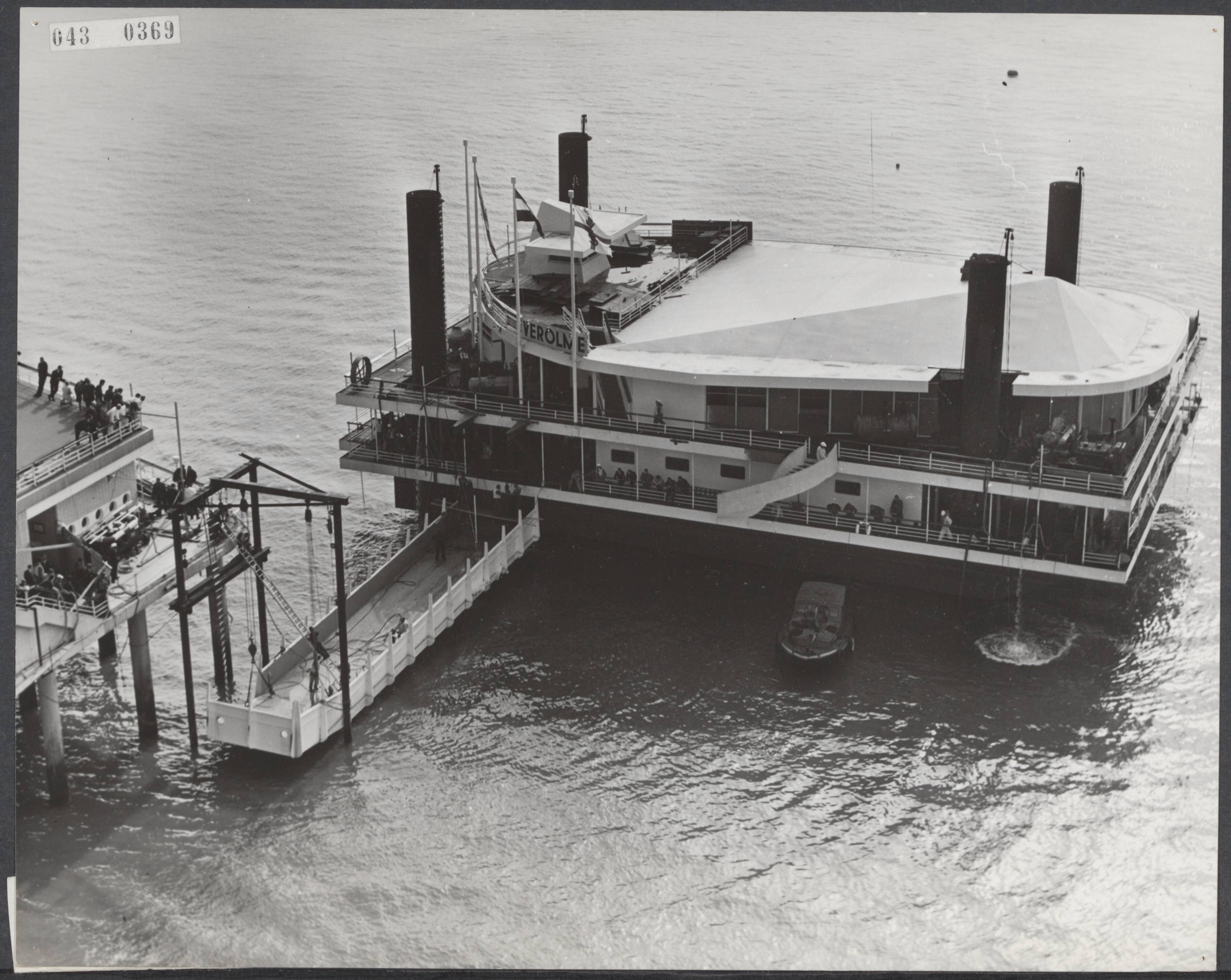 Fotocollectie Elsevier Binnenland — Sleepboten hebben een vierde eiland bij de Scheveningse Pier. Het eiland ligt achter het restauranteiland. Het moet nog opgevijzeld worden. Het telt drie verdiepingen — Foto: Koch, Eric / Anefo. Licentie: Set B: Rechtenvrij / Publiek Domein. Bron: Nationaal Archief. http://hdl.handle.net/10648/adf8cc3e-d0b4-102d-bcf8-003048976d84