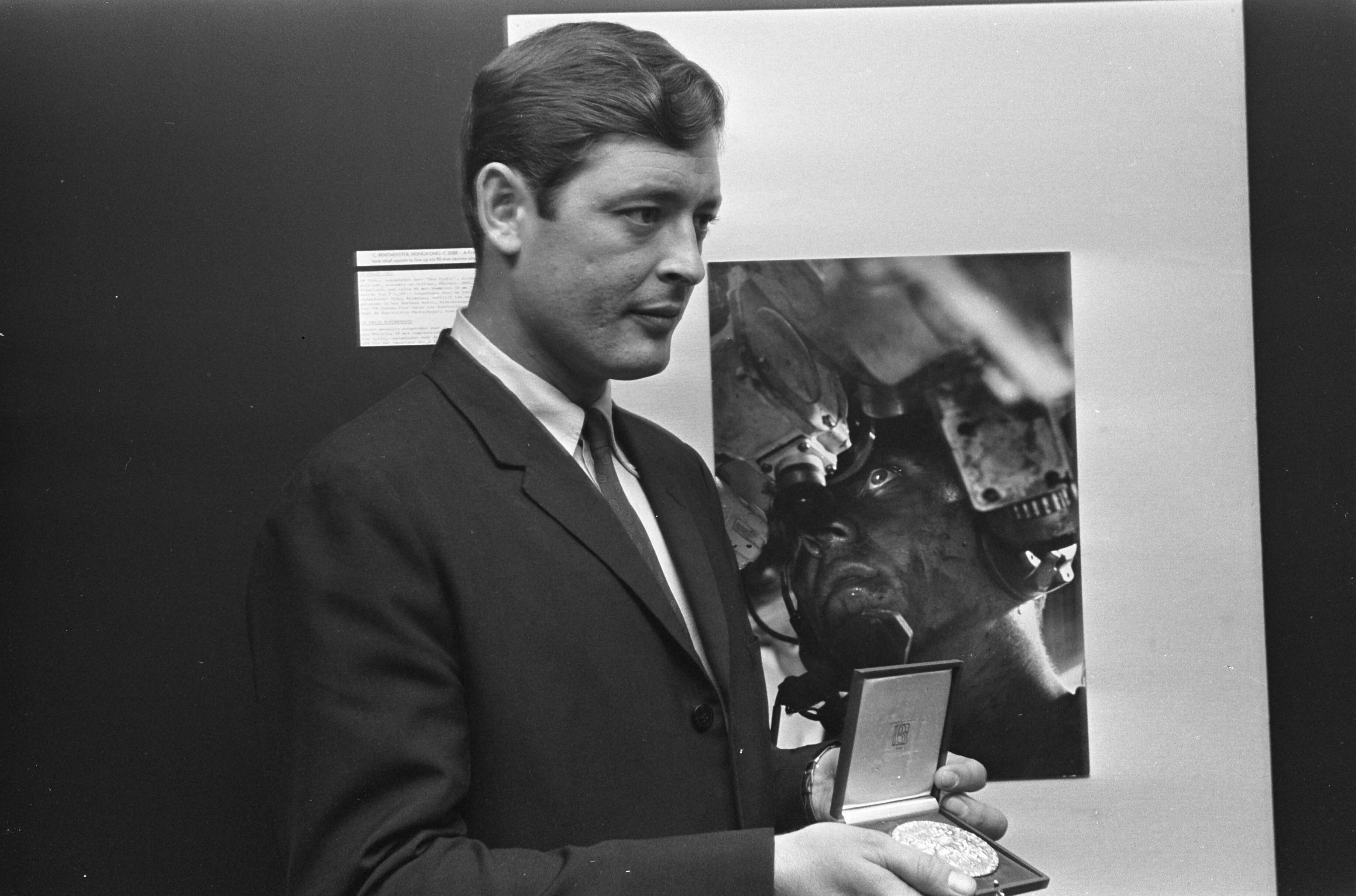 Fotocollectie Anefo — World Press Photo 1967 te Den Haag , winnaar Co Rentmeester met medaille bij zijn foto — Foto: Evers, Joost / Anefo. Licentie: Set B: Rechtenvrij / Publiek Domein. Bron: Nationaal Archief. http://hdl.handle.net/10648/ab301ec6-d0b4-102d-bcf8-003048976d84