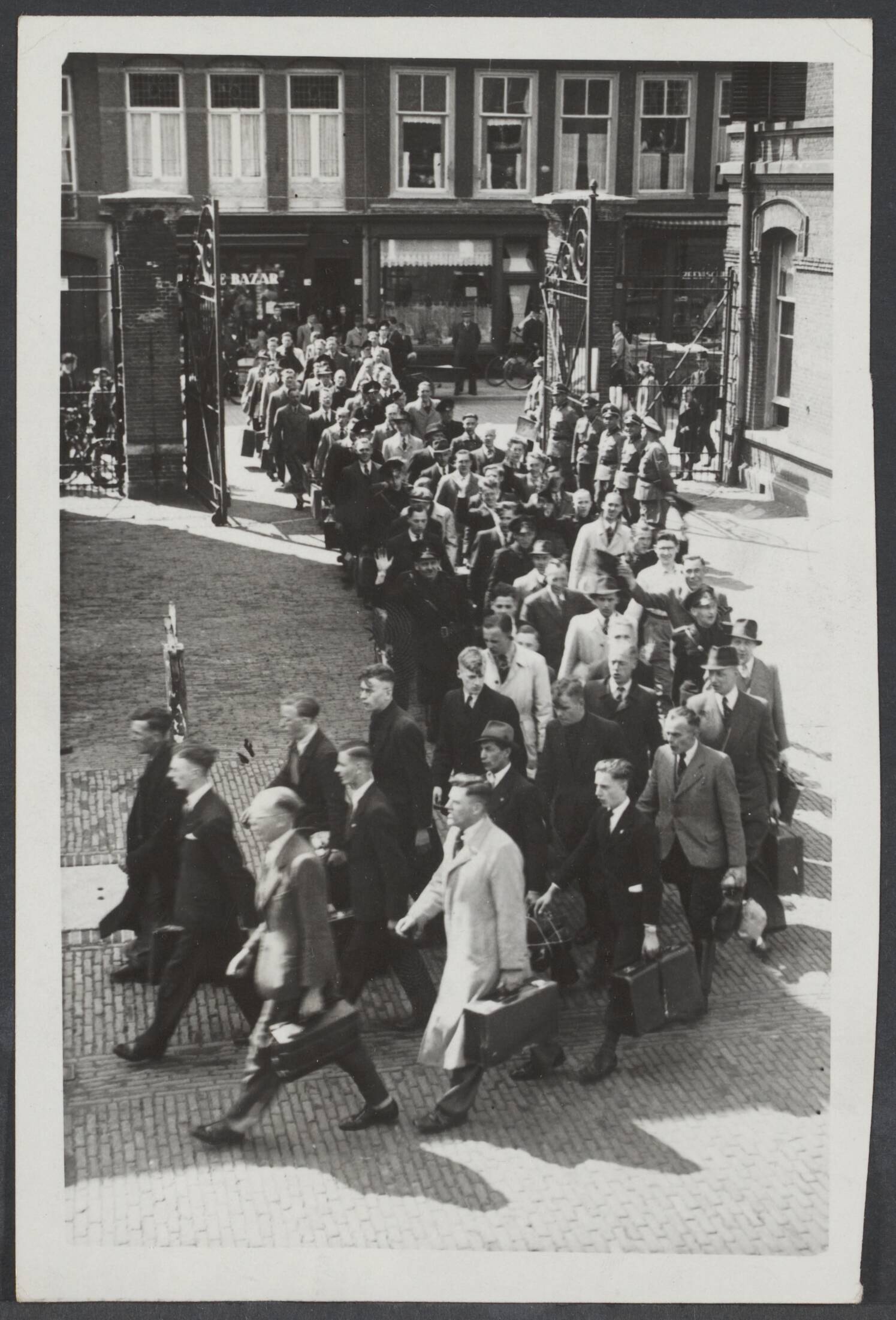 Nederlandse vrijwilligers aan Duitse zijde: Landwacht. — De eerste groep recruten van de Nederlandse Landwacht komt aan in een kazerne te Den Haag — Foto: Meijer, T.A. / Centraal Nederlandsch Fotopersbureau [CNF]. Licentie: Set B: Rechtenvrij / Publiek Domein. Bron: Nationaal Archief. http://hdl.handle.net/10648/032e037f-bc0c-73f9-0714-78fb5034d228