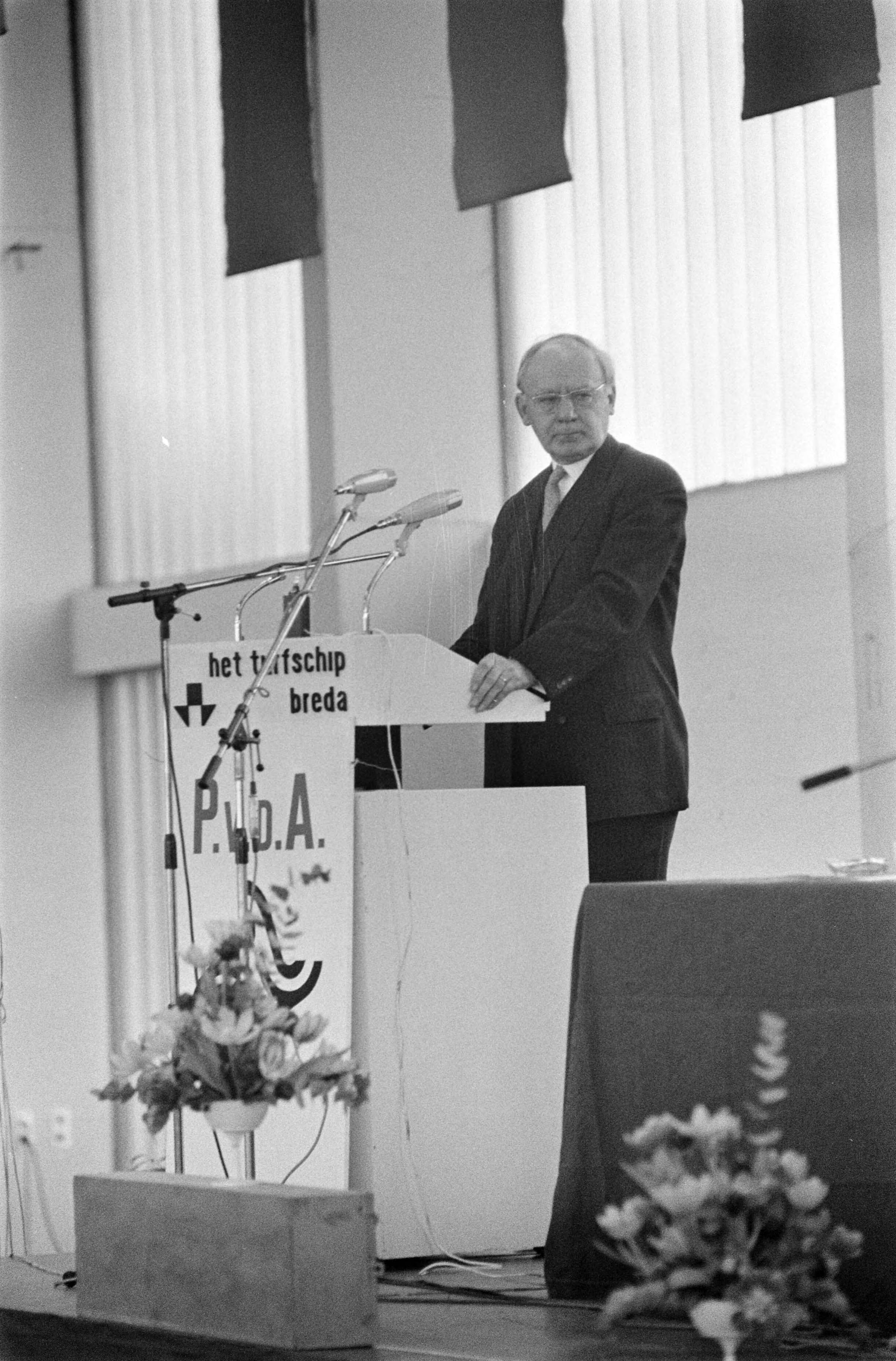 Het PvdA-congres in Breda — Vondeling aan het woord — Foto: Fotograaf Onbekend / Anefo. Licentie: Set B: Rechtenvrij / Publiek Domein. Bron: Nationaal Archief. http://hdl.handle.net/10648/ac420068-d0b4-102d-bcf8-003048976d84