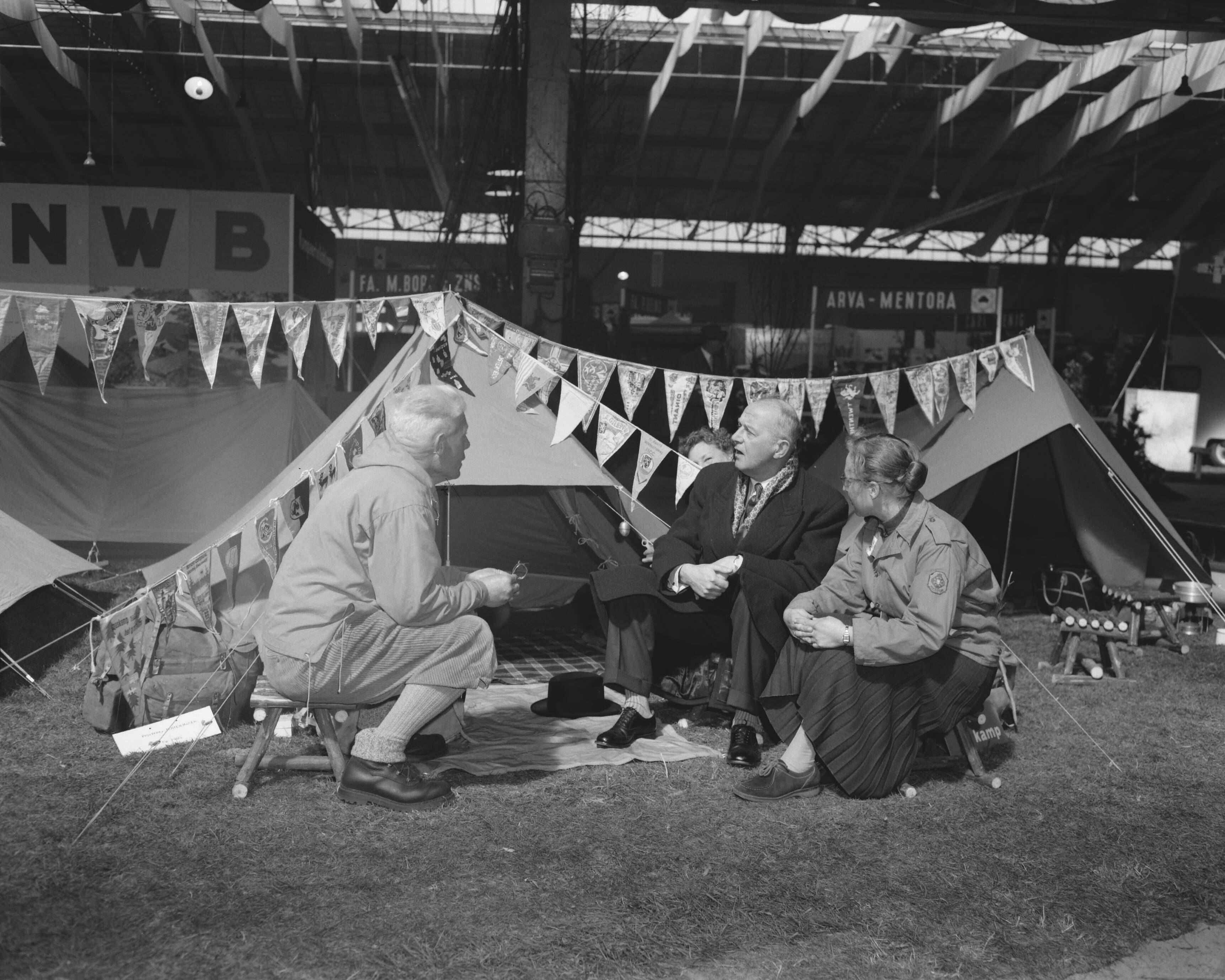 Fotocollectie Anefo — Opening tentoonstelling "Goed Kamp" in de Houtrusthallen te Den Haag door burgemeester mr. H. A. M. T. Kolfschoten — Foto: Behrens, Herbert F. / Anefo. Licentie: Set B: Rechtenvrij / Publiek Domein. Bron: Nationaal Archief. http://hdl.handle.net/10648/a9799936-d0b4-102d-bcf8-003048976d84