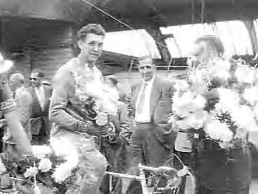 Fotocollectie Anefo — Huldiging van de Nederlandse Tour de France ploeg in Den Haag. Martin van der Borgh (met arm in mitella) — Foto: Pot, Harry / Anefo. Licentie: Set B: Rechtenvrij / Publiek Domein. Bron: Nationaal Archief. http://hdl.handle.net/10648/a9810022-d0b4-102d-bcf8-003048976d84