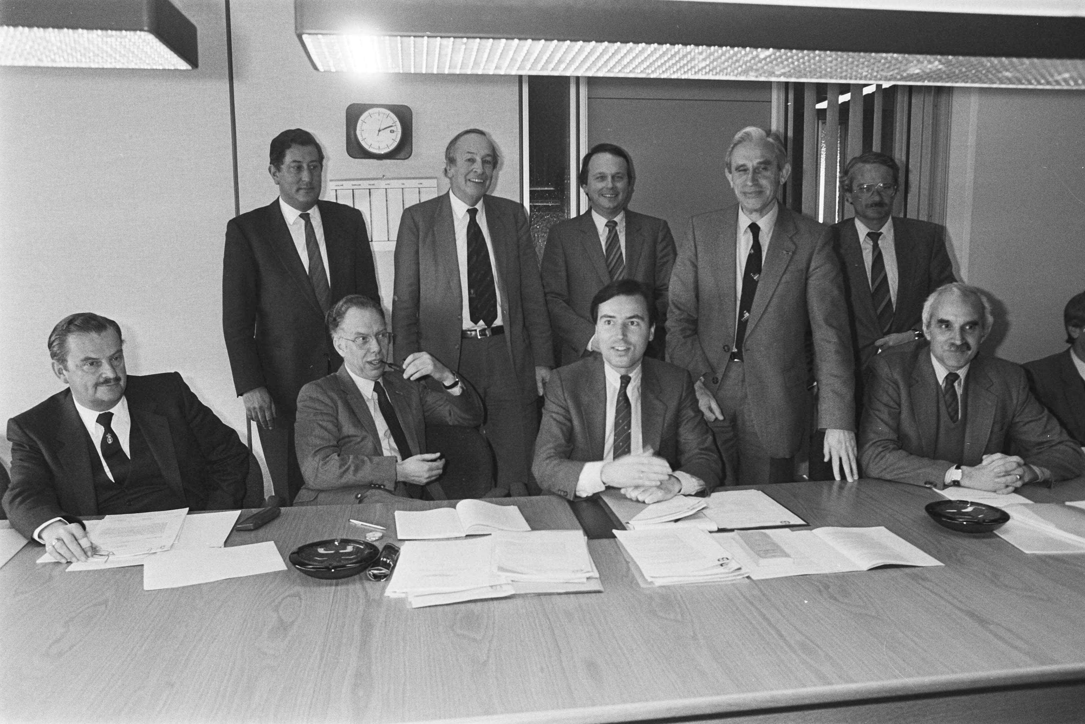 Fotocollectie Anefo — Minister Brinkman heeft vanmiddag in Rijswijk een gesprek gevoerd met de omroepen m.b.t. de regelmatige overtredingen van de omroepwet. Minister Brinkman (midden) als aanvoerder van het "omroepkabinet", vlnr. zittend Bordewijk (Veronica), v.d. Heuvel (VARA), Brinkman en Jurgens (NOS). Staand: Wallis de Vries (AVRO), Minderop (TROS), Dorenbos (EO), Jansen (NCRV) en Jager (VPRO) — Foto: Croes, Rob C. / Anefo. Licentie: Set B: Rechtenvrij / Publiek Domein. Bron: Nationaal Archief. http://hdl.handle.net/10648/ad335c38-d0b4-102d-bcf8-003048976d84