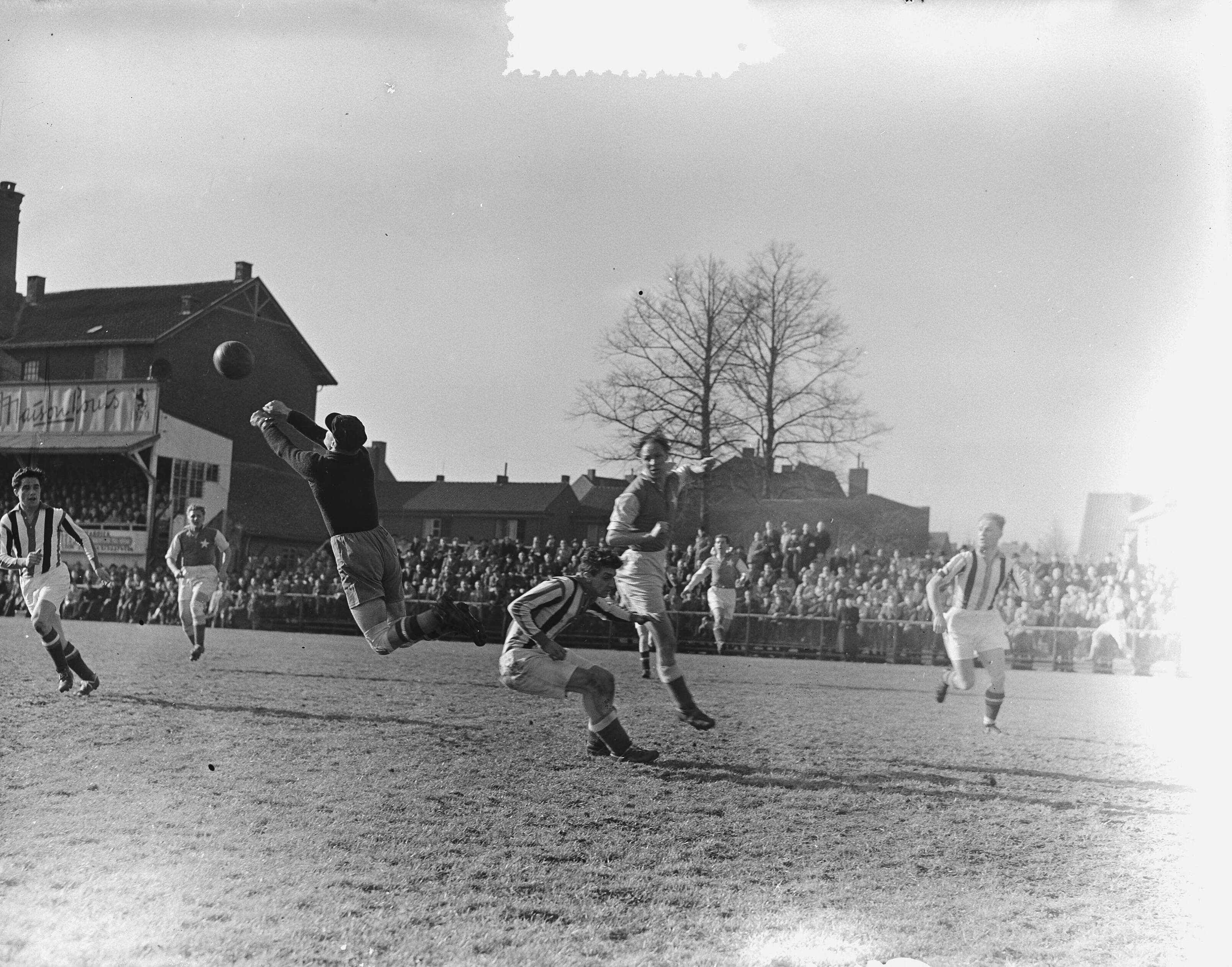 Fotocollectie Anefo — Voetbal. MVV tegen Willem II 0-2. Spelmoment — Foto: Duinen, H. van / Anefo. Licentie: Set B: Rechtenvrij / Publiek Domein. Bron: Nationaal Archief. http://hdl.handle.net/10648/a9077f86-d0b4-102d-bcf8-003048976d84