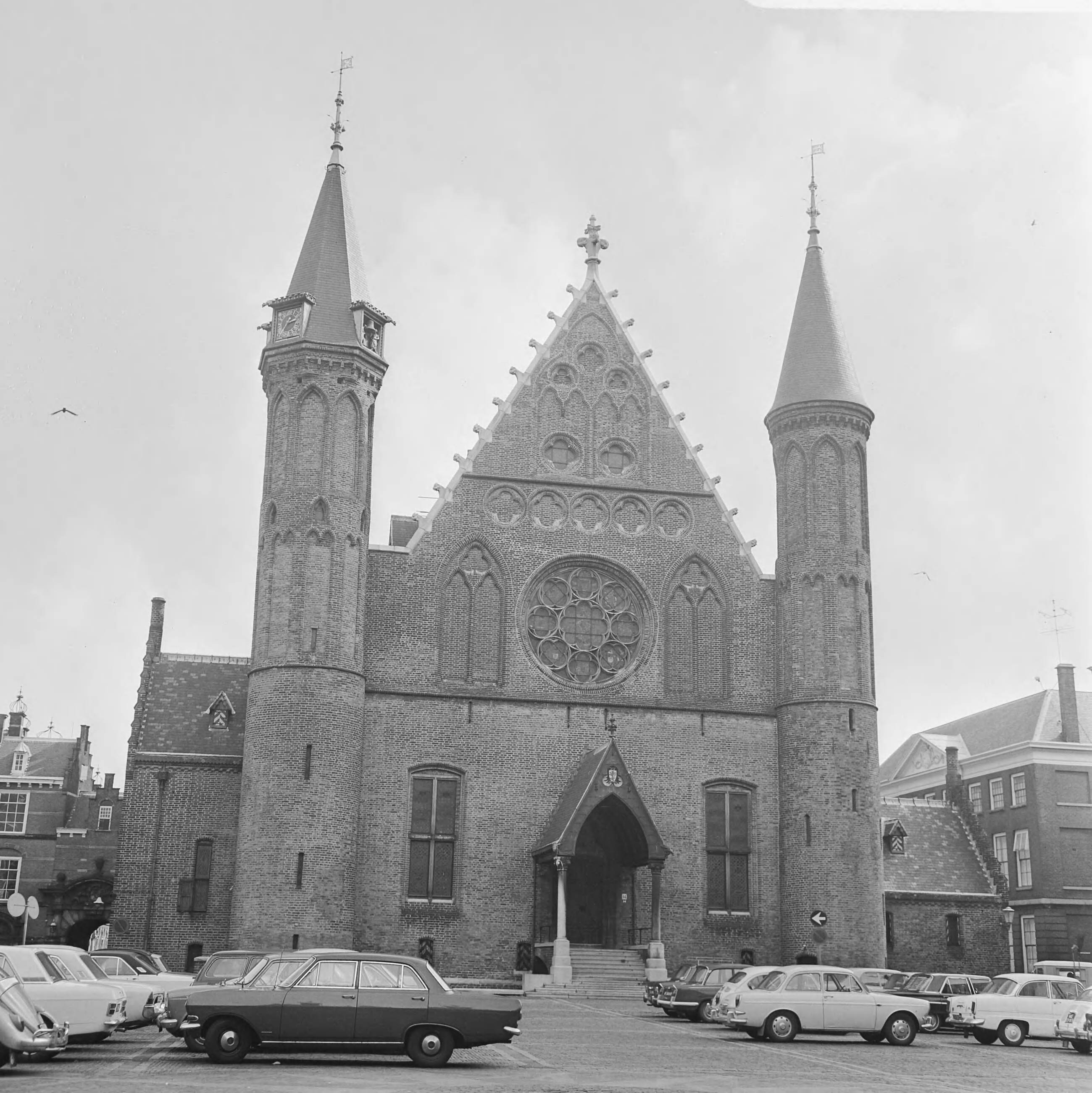 Fotocollectie Anefo — Overzicht Binnenhof Den Haag , ext.: Ridderzaal gebouw — Foto: Evers, Joost / Anefo. Licentie: Set B: Rechtenvrij / Publiek Domein. Bron: Nationaal Archief. http://hdl.handle.net/10648/ab77c172-d0b4-102d-bcf8-003048976d84