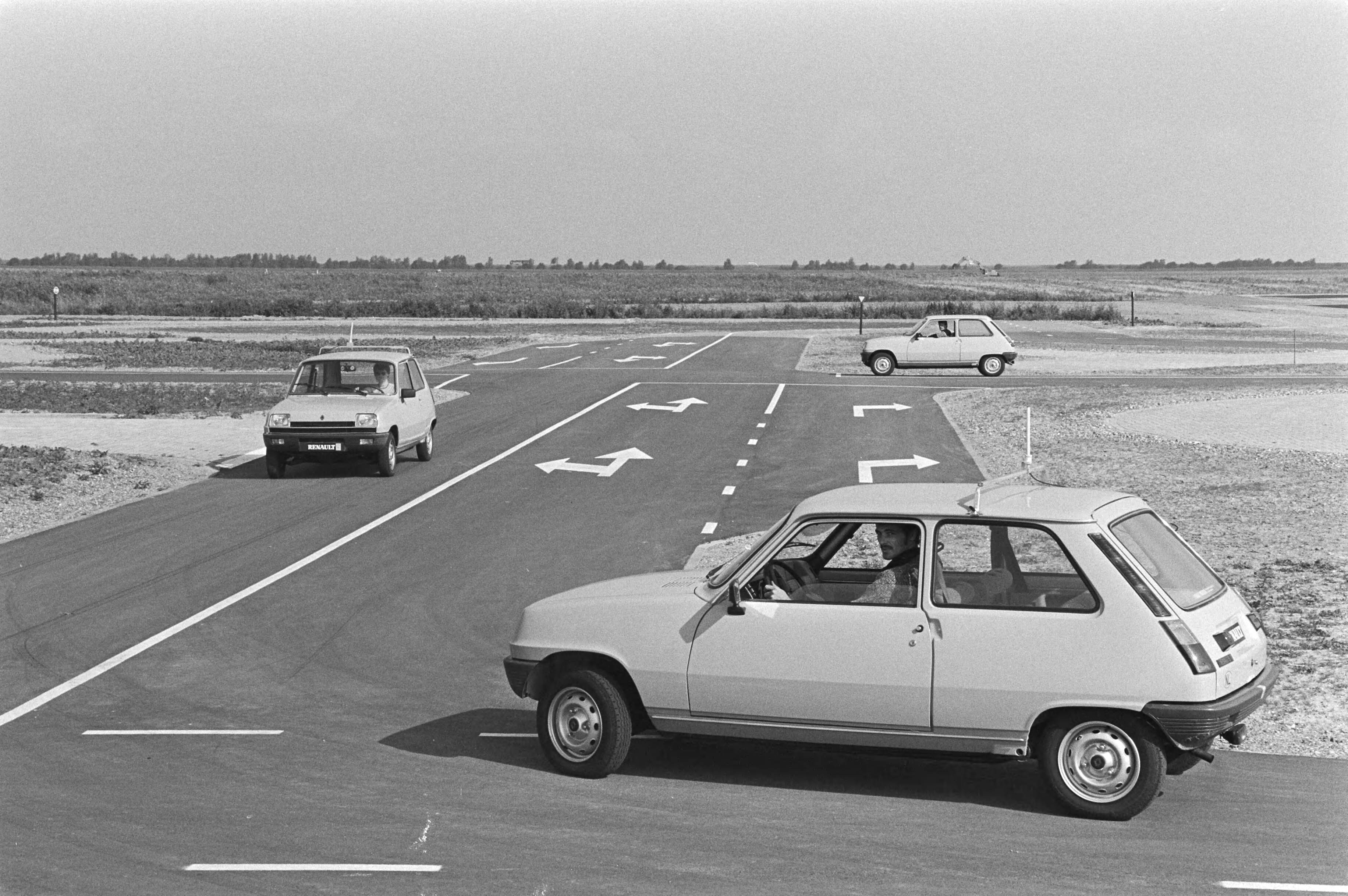Eerste Nationale Verkeersoefencentrum in ons land wordt dinsdag a.s. geopend in Almere — Renault 5 lesauto's op het eerste nationale verkeersoefencentrum in Almere — Foto: Dijk, Hans van / Anefo. Licentie: Set B: Rechtenvrij / Publiek Domein. Bron: Nationaal Archief. http://hdl.handle.net/10648/ad02dad6-d0b4-102d-bcf8-003048976d84