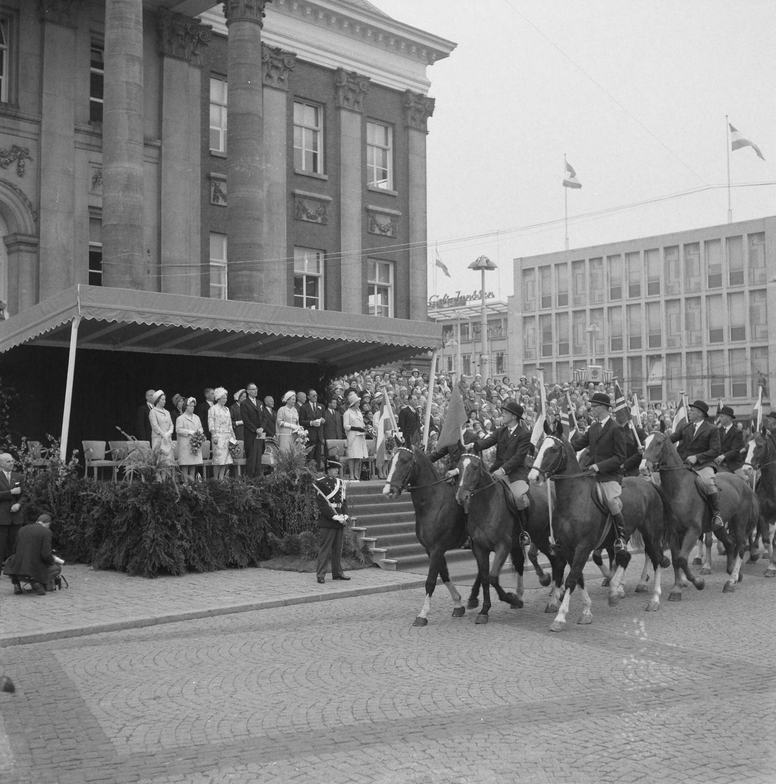 Koninklijk bezoek aan Groningen en Friesland (1962) — Koninklijk bezoek aan Groningen — Foto: Merk, Ben / Anefo. Licentie: Set B: Rechtenvrij / Publiek Domein. Bron: Nationaal Archief. http://hdl.handle.net/10648/aa070f82-d0b4-102d-bcf8-003048976d84
