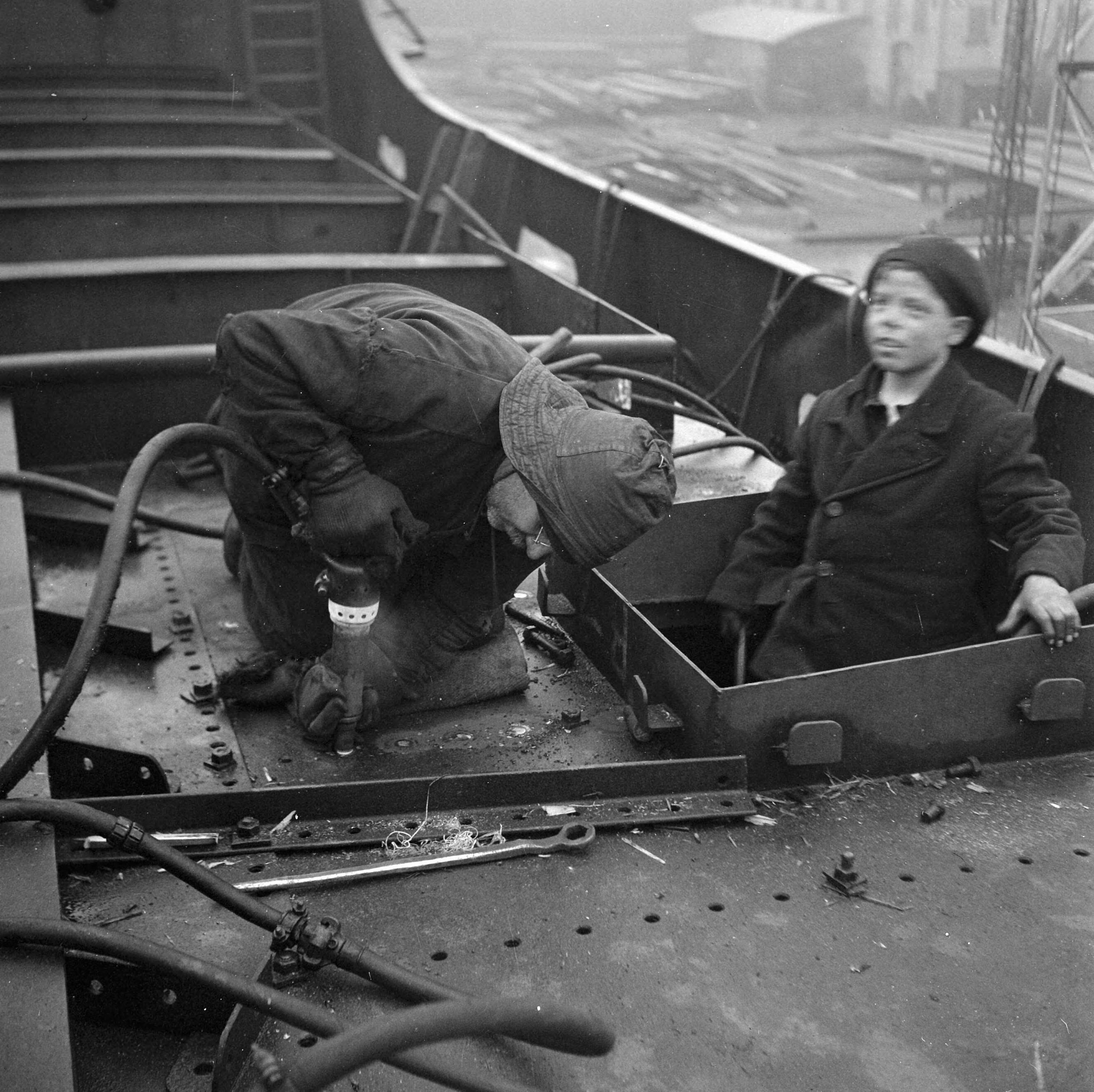 Fotocollectie Anefo — Scheepbouwwerf Groningen — Foto: Breijer, Charles / Anefo. Licentie: Set B: Rechtenvrij / Publiek Domein. Bron: Nationaal Archief. http://hdl.handle.net/10648/a89275ce-d0b4-102d-bcf8-003048976d84