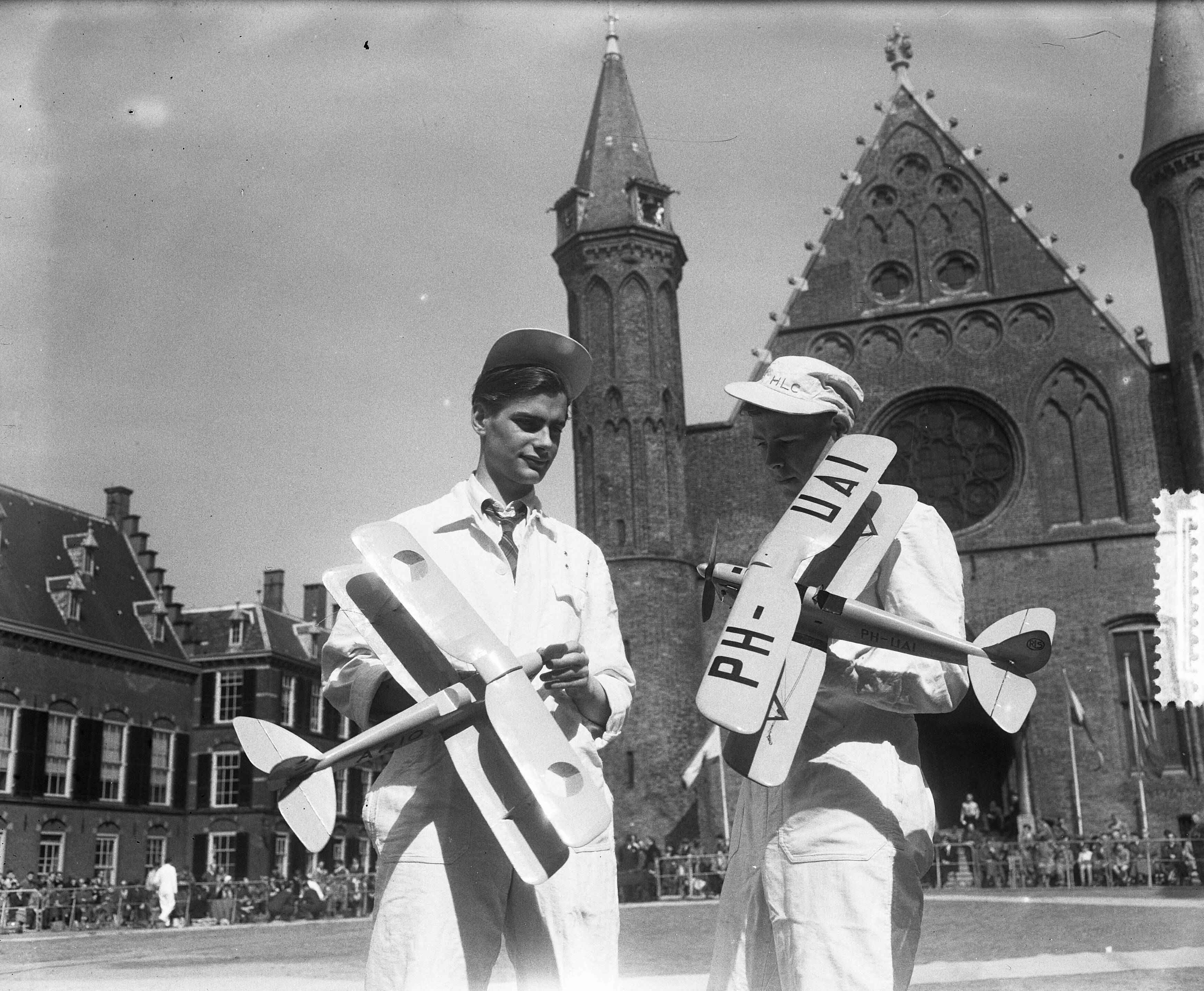 Fotocollectie Anefo — Demonstratie modelvliegtuigen op het Binnenhof te Den Haag — Foto: Pot, Harry / Anefo. Licentie: Set B: Rechtenvrij / Publiek Domein. Bron: Nationaal Archief. http://hdl.handle.net/10648/a90a123c-d0b4-102d-bcf8-003048976d84