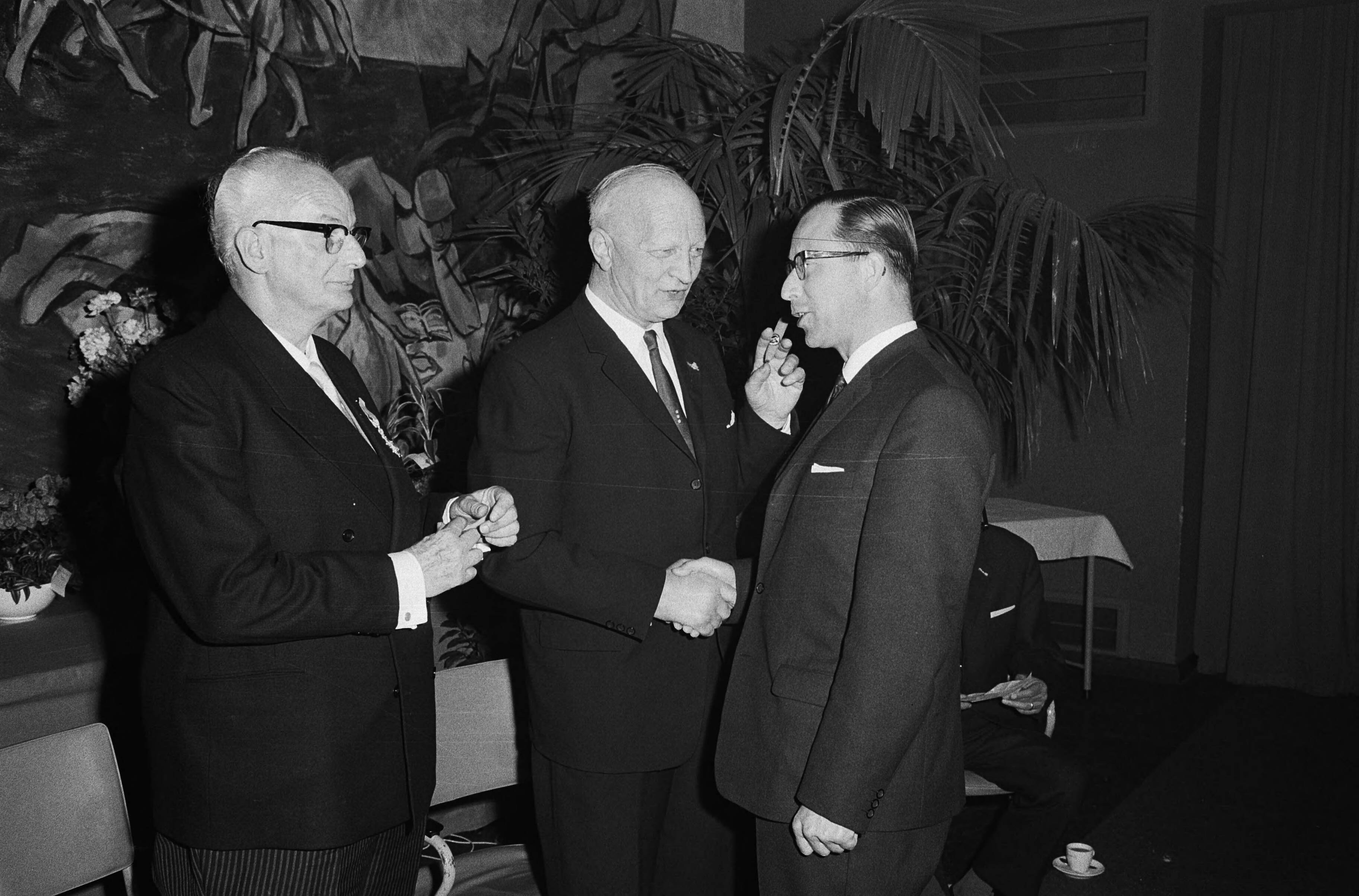 Fotocollectie Anefo — [Opdracht Nederlandse Vereniging van Kaasexporteurs , Zwarteweg 25 Den Haag ] uitreiken onderscheiding — Foto: Broers, F.N. / Anefo. Licentie: Set B: Rechtenvrij / Publiek Domein. Bron: Nationaal Archief. http://hdl.handle.net/10648/aa343a70-d0b4-102d-bcf8-003048976d84