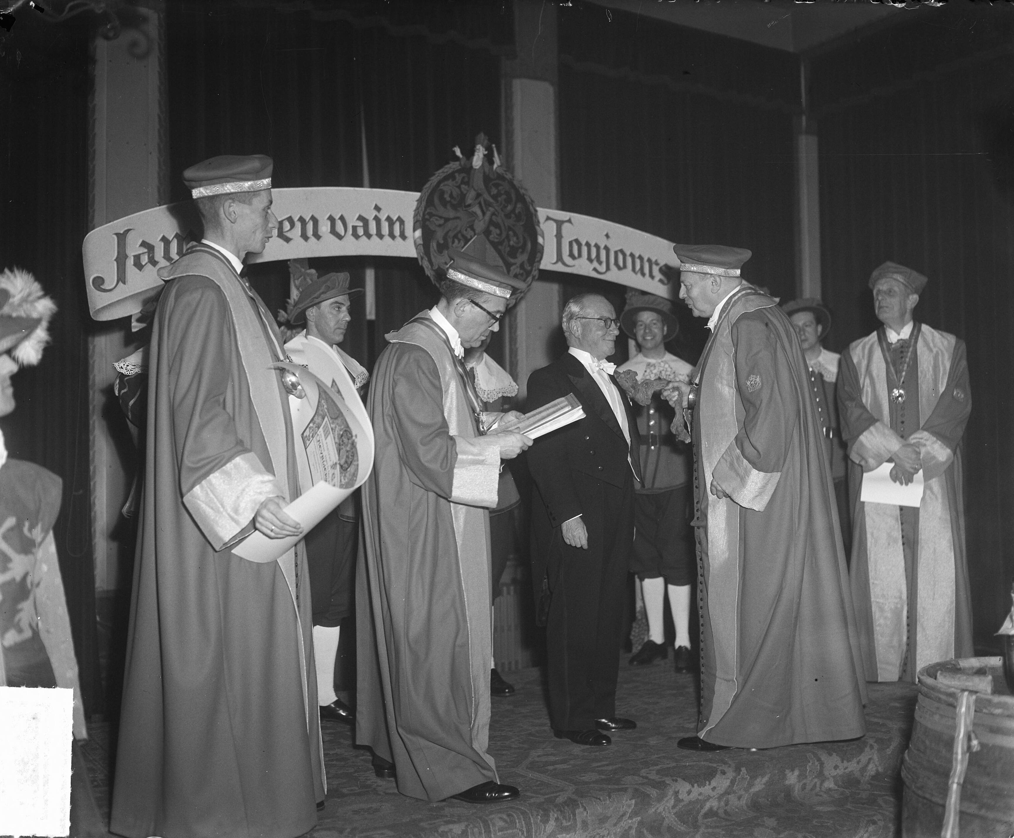 Vier nieuwe "ridders" in Oud Wassenaar — Foto: Noske, J.D. / Anefo. — Licentie: Set B: Rechtenvrij / Publiek Domein. Bron: Nationaal Archief. http://hdl.handle.net/10648/a8d50a38-d0b4-102d-bcf8-003048976d84
