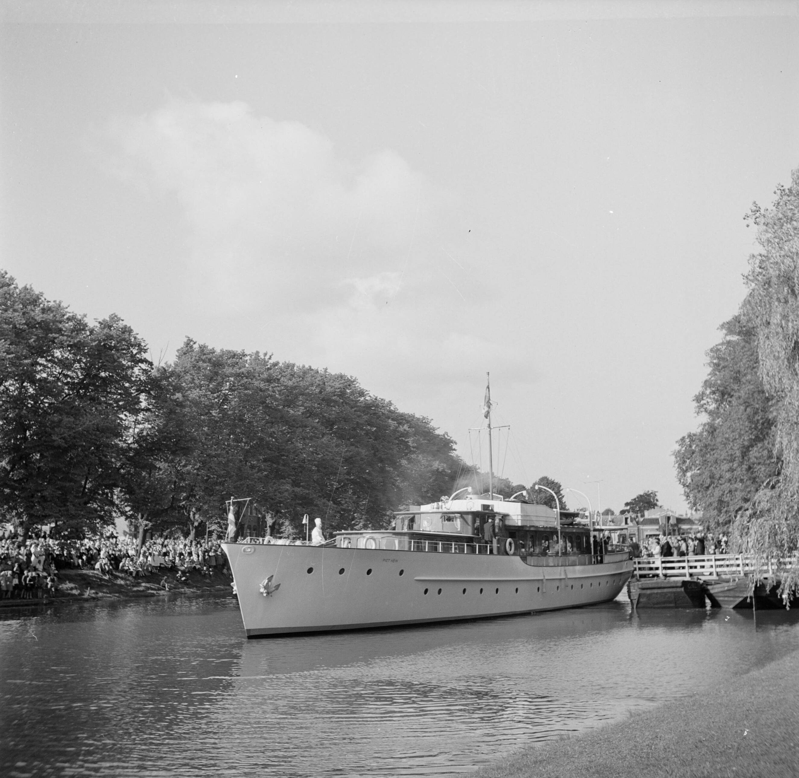 Het prinselijk gezin in Friesland — Het koninklijk jacht Piet Hein begint in Leeuwarden zijn tocht naar Grouw — Foto: Poll, Willem van de. Licentie: Set B: Rechtenvrij / Publiek Domein. Bron: Nationaal Archief. http://hdl.handle.net/10648/aee82e28-d0b4-102d-bcf8-003048976d84