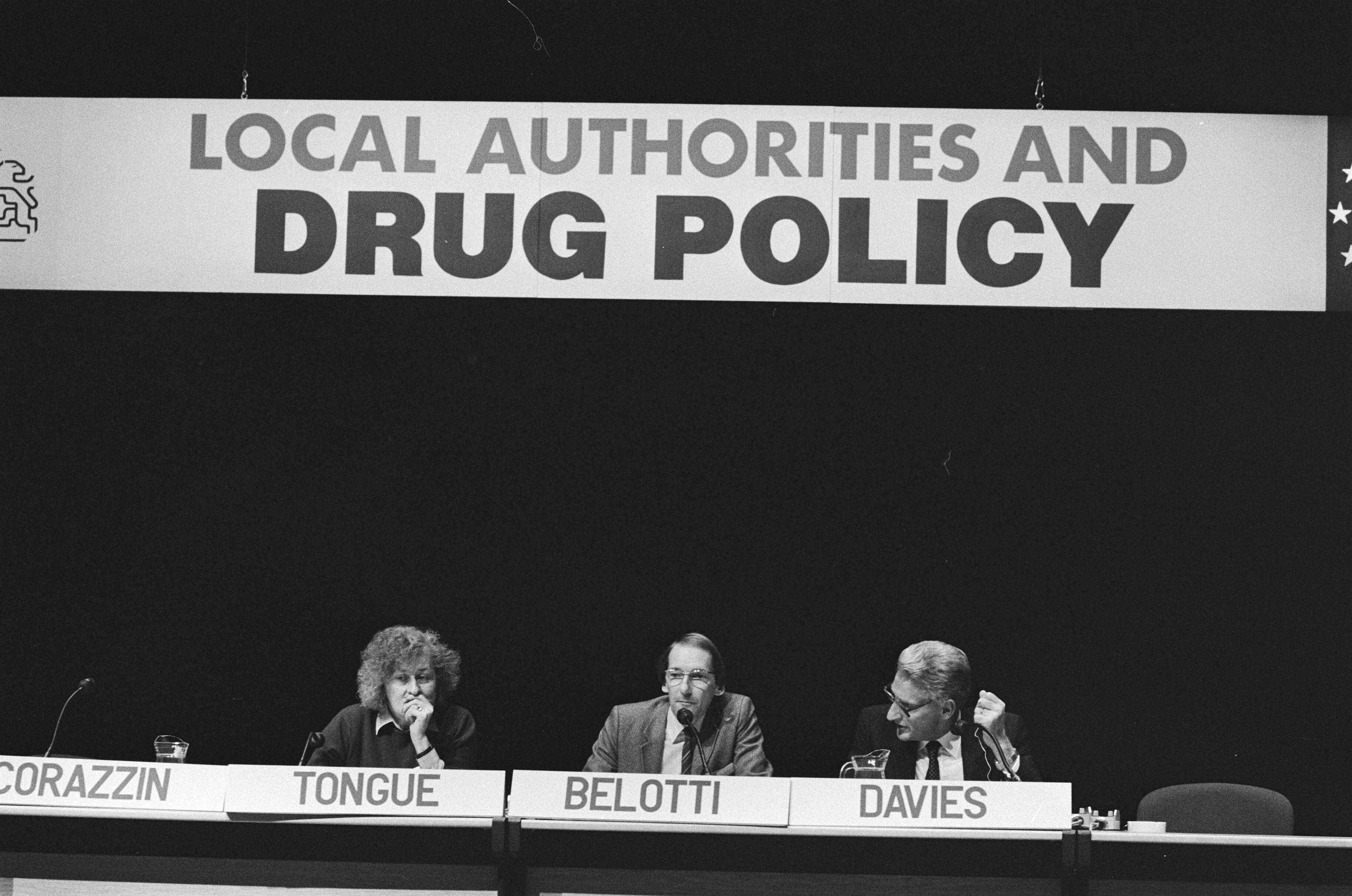 Fotocollectie Anefo — Internationaal Congres "Local Authorities and Drug Policy in Den Haag — Foto: Bogaerts, Rob / Anefo. Licentie: Set B: Rechtenvrij / Publiek Domein. Bron: Nationaal Archief. http://hdl.handle.net/10648/ad4bd484-d0b4-102d-bcf8-003048976d84