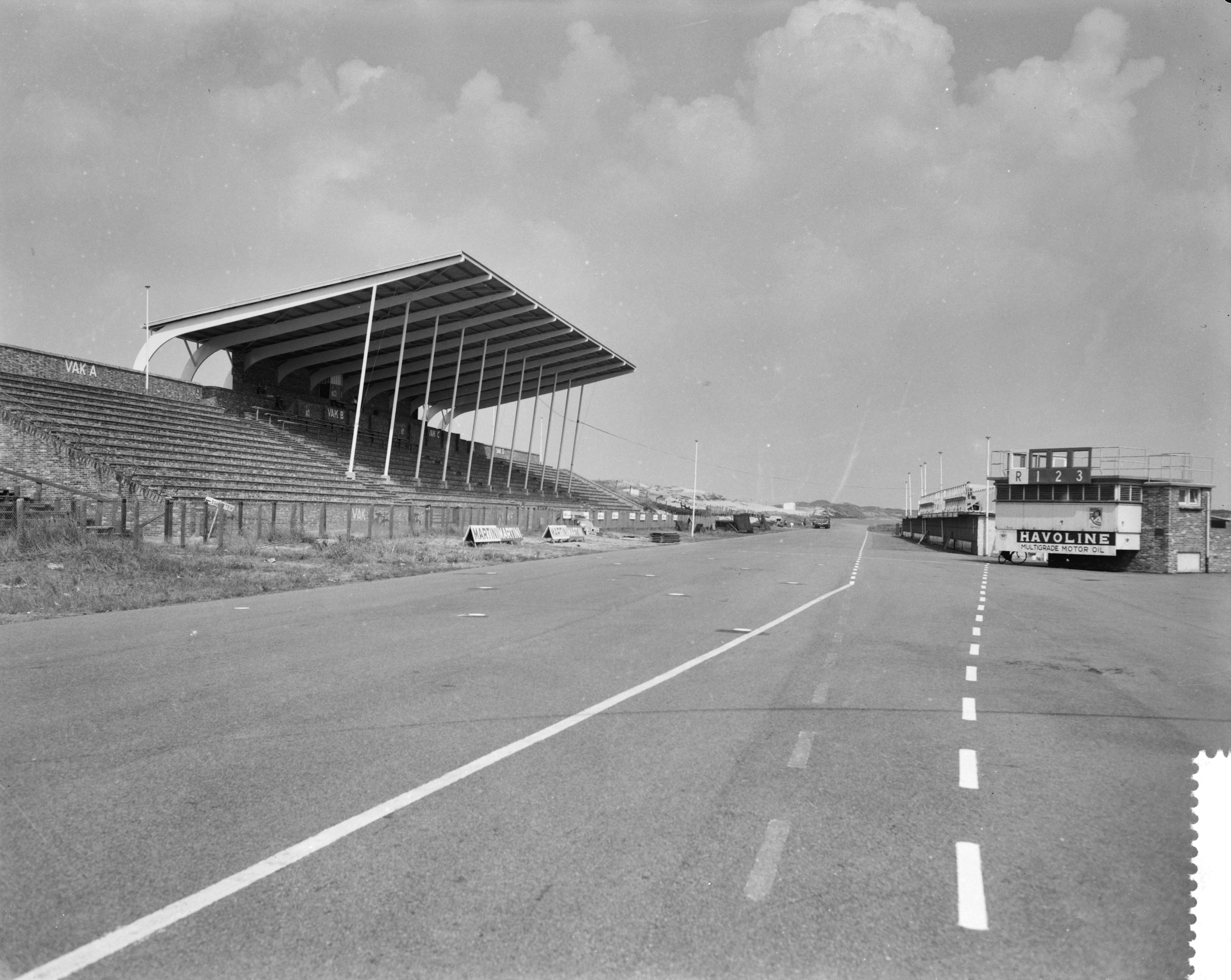Fotocollectie Anefo — Voorbereidingen wereldkampioenschap wielrennen op de weg te Zandvoort. Het circuit van Zandvoort met de tribunes — Foto: Bilsen, Joop van / Anefo. Licentie: Set B: Rechtenvrij / Publiek Domein. Bron: Nationaal Archief. http://hdl.handle.net/10648/a99aa0ae-d0b4-102d-bcf8-003048976d84