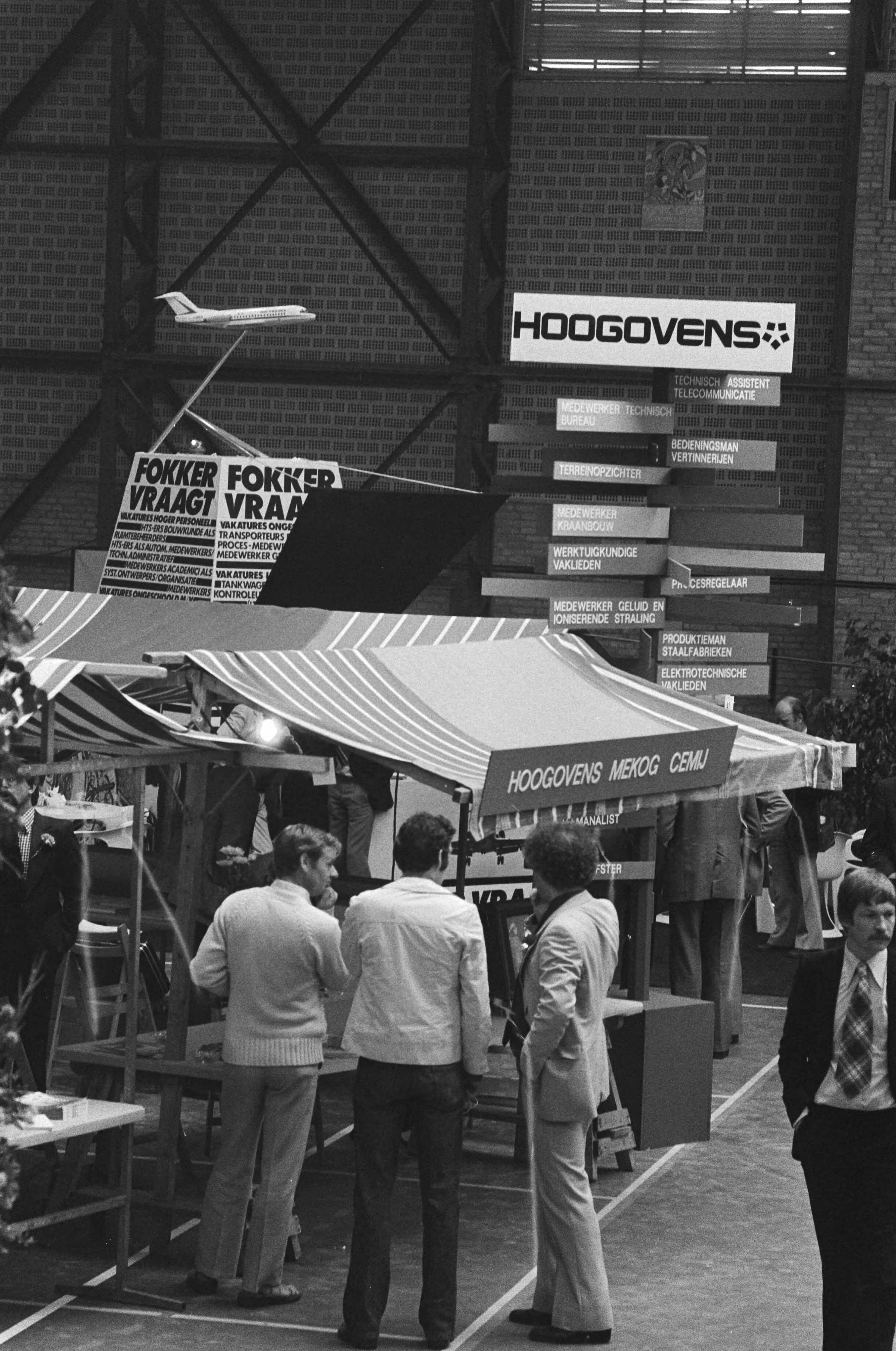 Opening van de banenmarkt in Haarlem door Minister Albeda van Sociale Zaken — Overzicht van de stands — Foto: Bogaerts, Rob / Anefo. Licentie: Set B: Rechtenvrij / Publiek Domein. Bron: Nationaal Archief. http://hdl.handle.net/10648/accfa166-d0b4-102d-bcf8-003048976d84