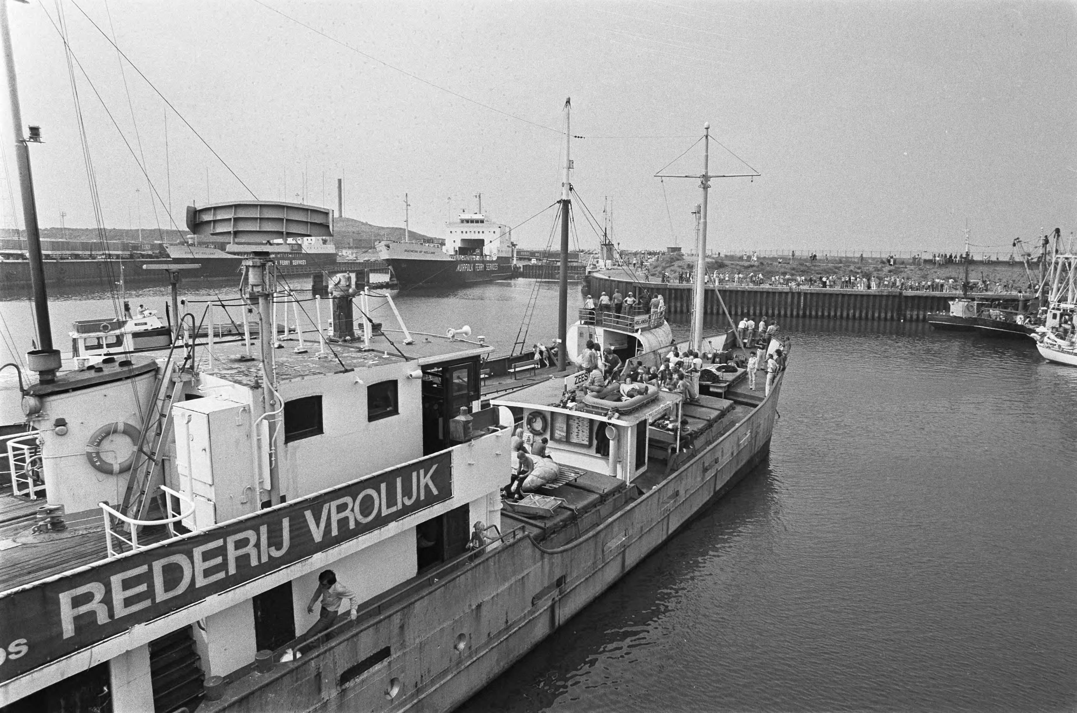 Scheveningse haven wordt geblokkeerd door vissersschepen — Een overzicht van de blokkade — Foto: Mieremet, Rob / Anefo. Licentie: Set B: Rechtenvrij / Publiek Domein. Bron: Nationaal Archief. http://hdl.handle.net/10648/ac6f716a-d0b4-102d-bcf8-003048976d84