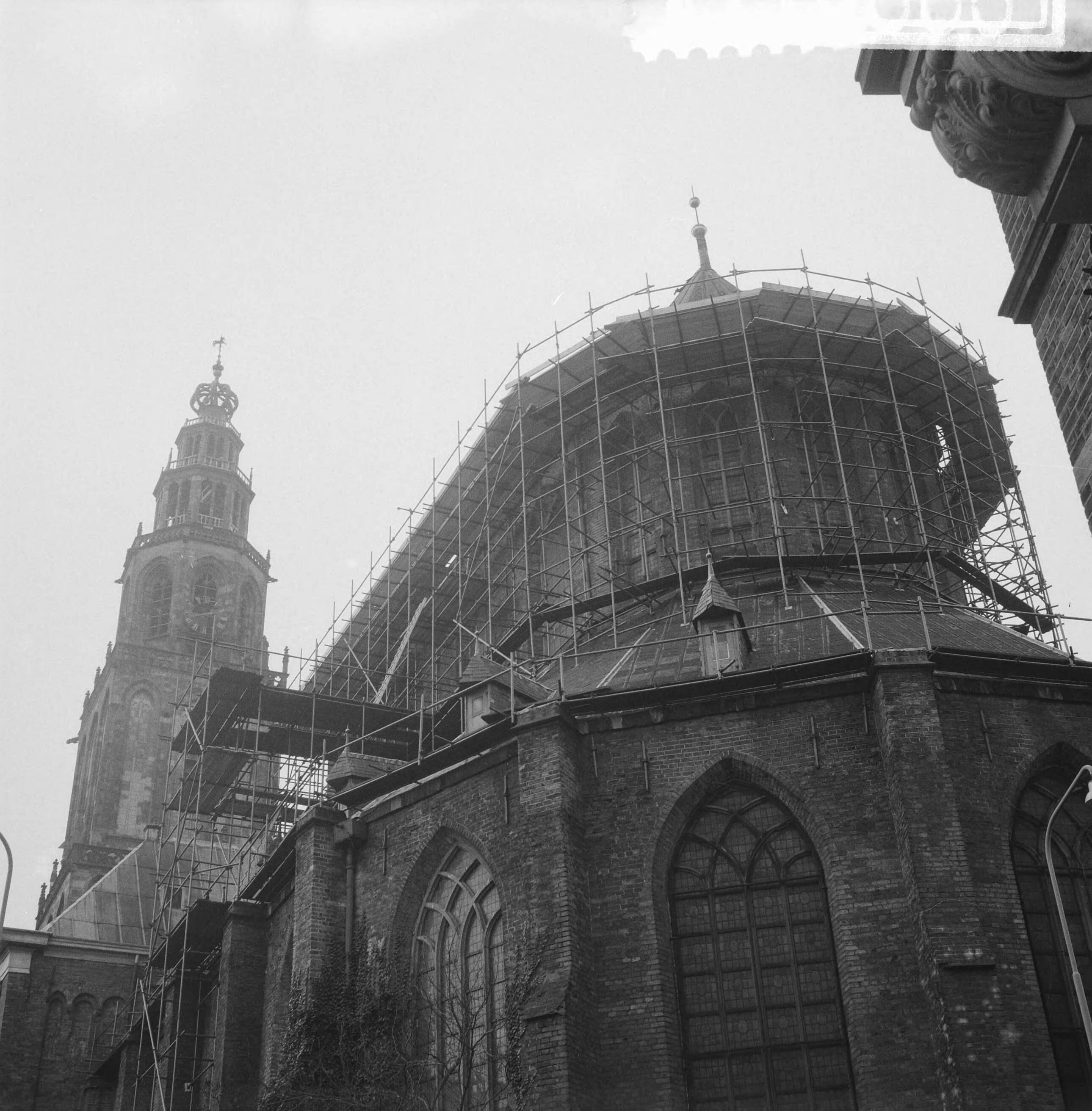 Fotocollectie Anefo — Restauratie van de Martinikerk te Groningen, de Martinikerk in de steigers — Foto: Rossem, Wim van / Anefo. Licentie: Set B: Rechtenvrij / Publiek Domein. Bron: Nationaal Archief. http://hdl.handle.net/10648/a9c34cd4-d0b4-102d-bcf8-003048976d84
