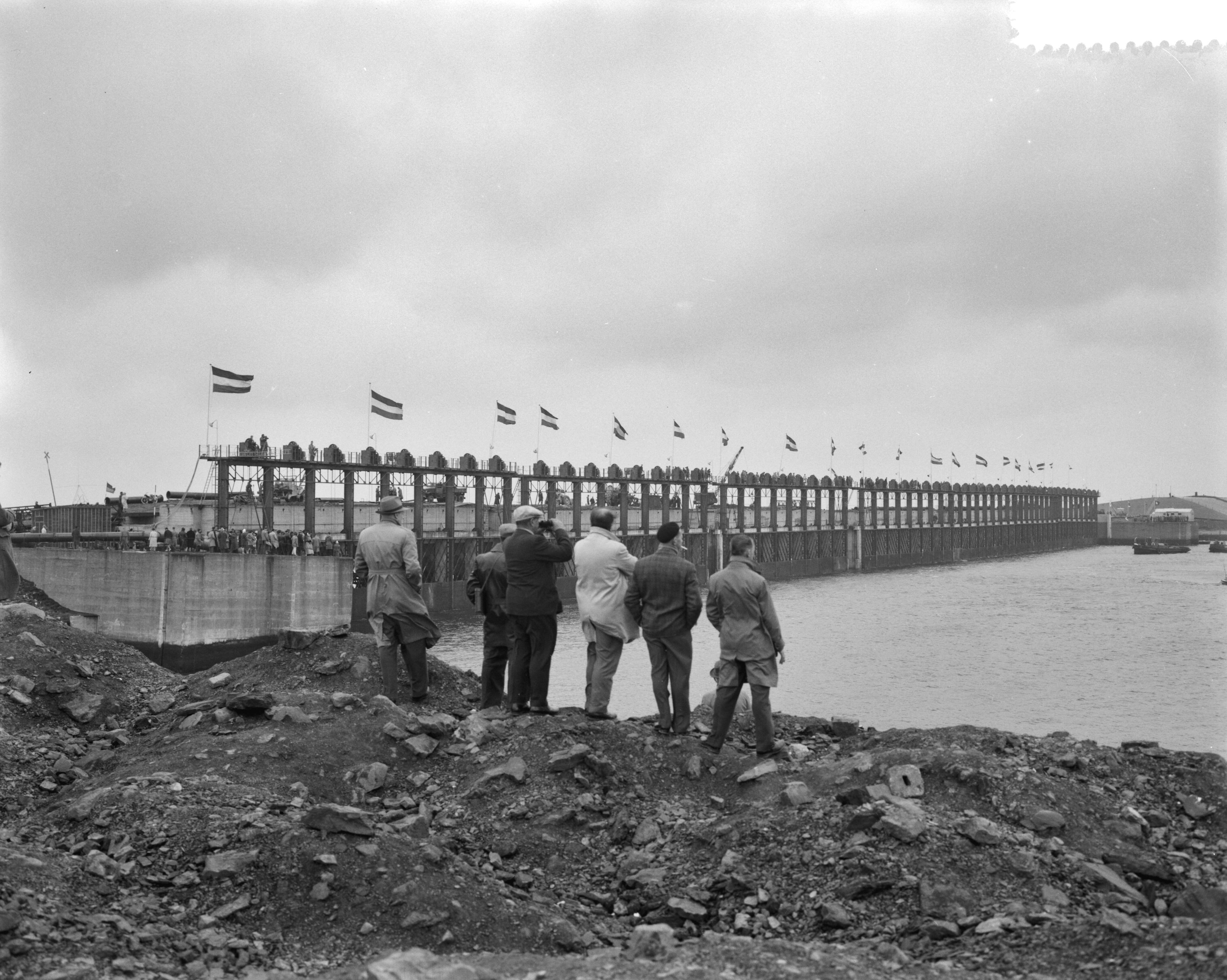 Fotocollectie Anefo — Definitieve sluiting van het Veerse Gat — Foto: Rossem, Wim van / Anefo. Licentie: Set B: Rechtenvrij / Publiek Domein. Bron: Nationaal Archief. http://hdl.handle.net/10648/a9d31ace-d0b4-102d-bcf8-003048976d84