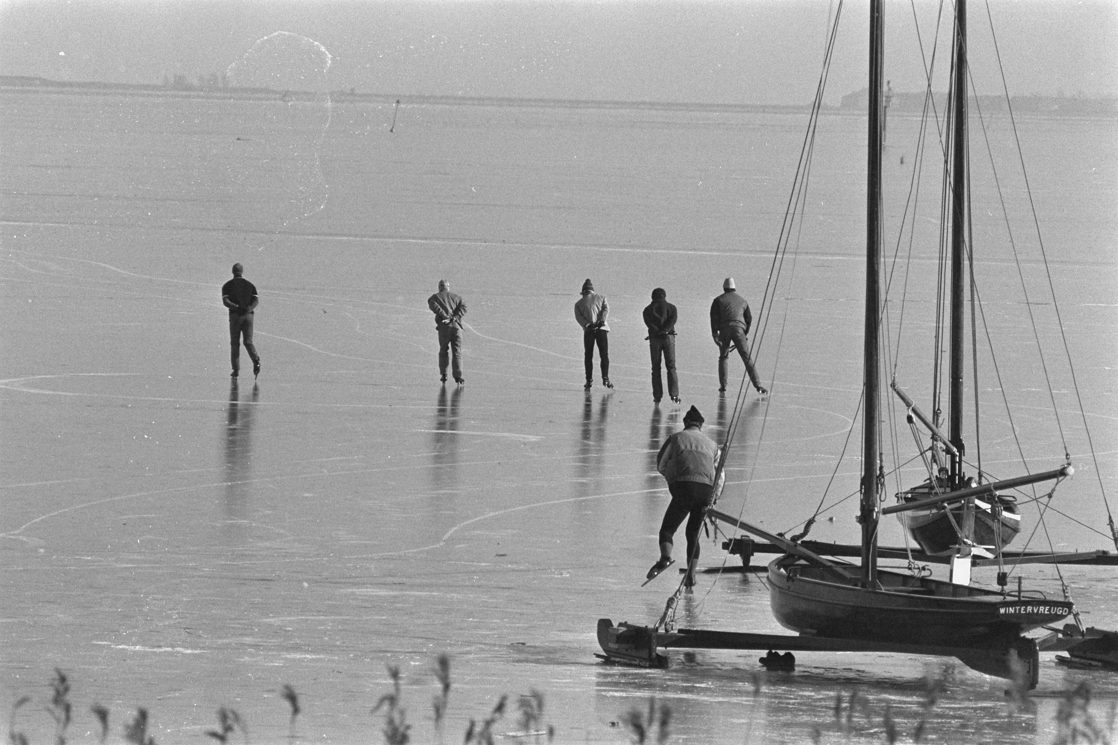 Fotocollectie Anefo — Schaatsen, Gouwzeetocht bij Monnickendam met rechts ijszeilen — Foto: Bogaerts, Rob / Anefo. Licentie: Set B: Rechtenvrij / Publiek Domein. Bron: Nationaal Archief. http://hdl.handle.net/10648/ad5c1c22-d0b4-102d-bcf8-003048976d84