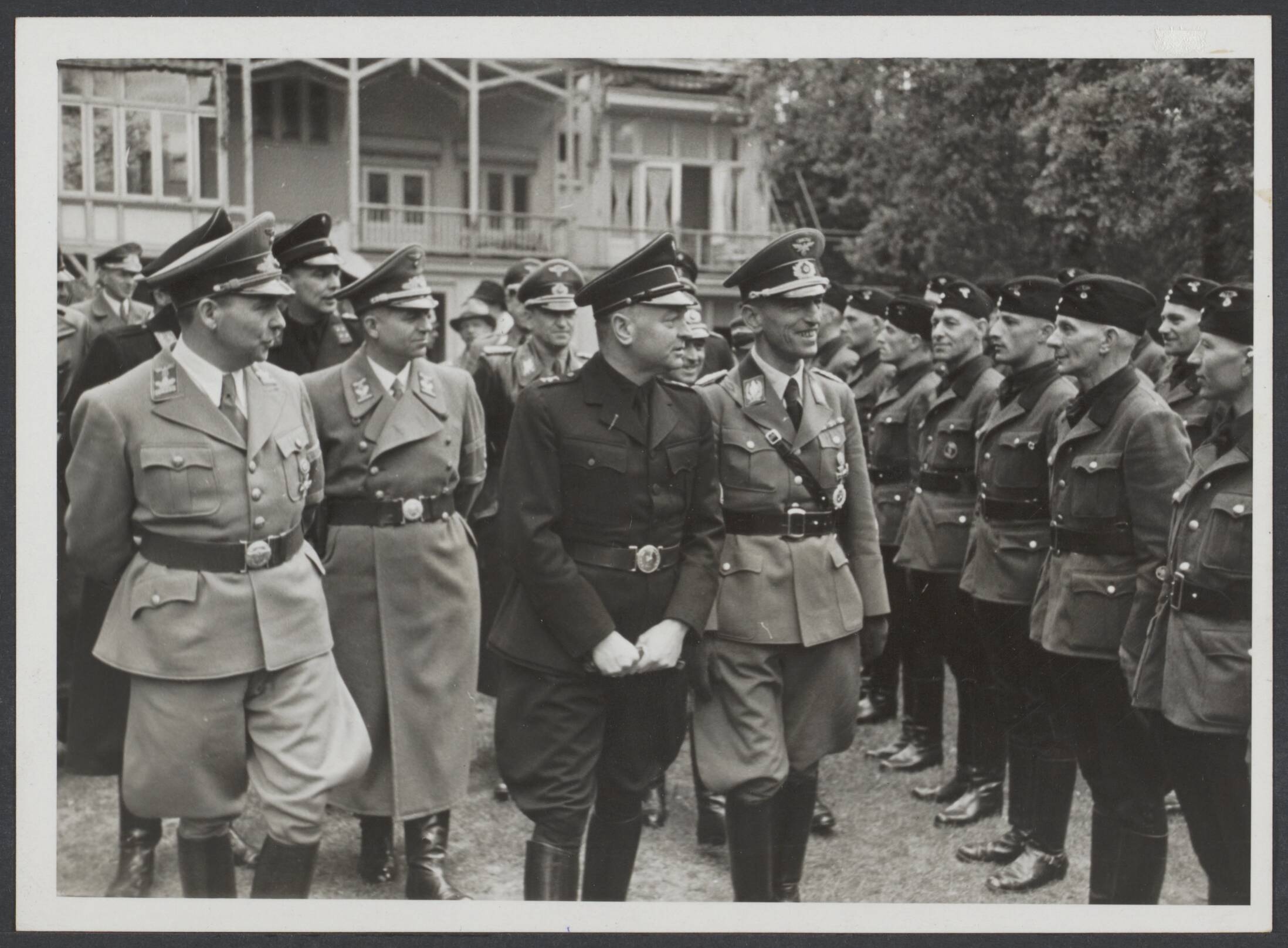 N.S.D.A.P. II - Personen — De Korpsführer der NSKK, Kraus, bezocht Nederland. [Leider van de NSB, ir. A.A. Mussert, en NSKK-Korpsführer Erwin Kraus inspecteren aangetreden NSKK-mannen] — Foto: Bildarchiv Arbeitsbereich der NSDAP / Stapf. Licentie: Set B: Rechtenvrij / Publiek Domein. Bron: Nationaal Archief. http://hdl.handle.net/10648/c65670a1-3e47-40b6-7f0c-cc6861722e18