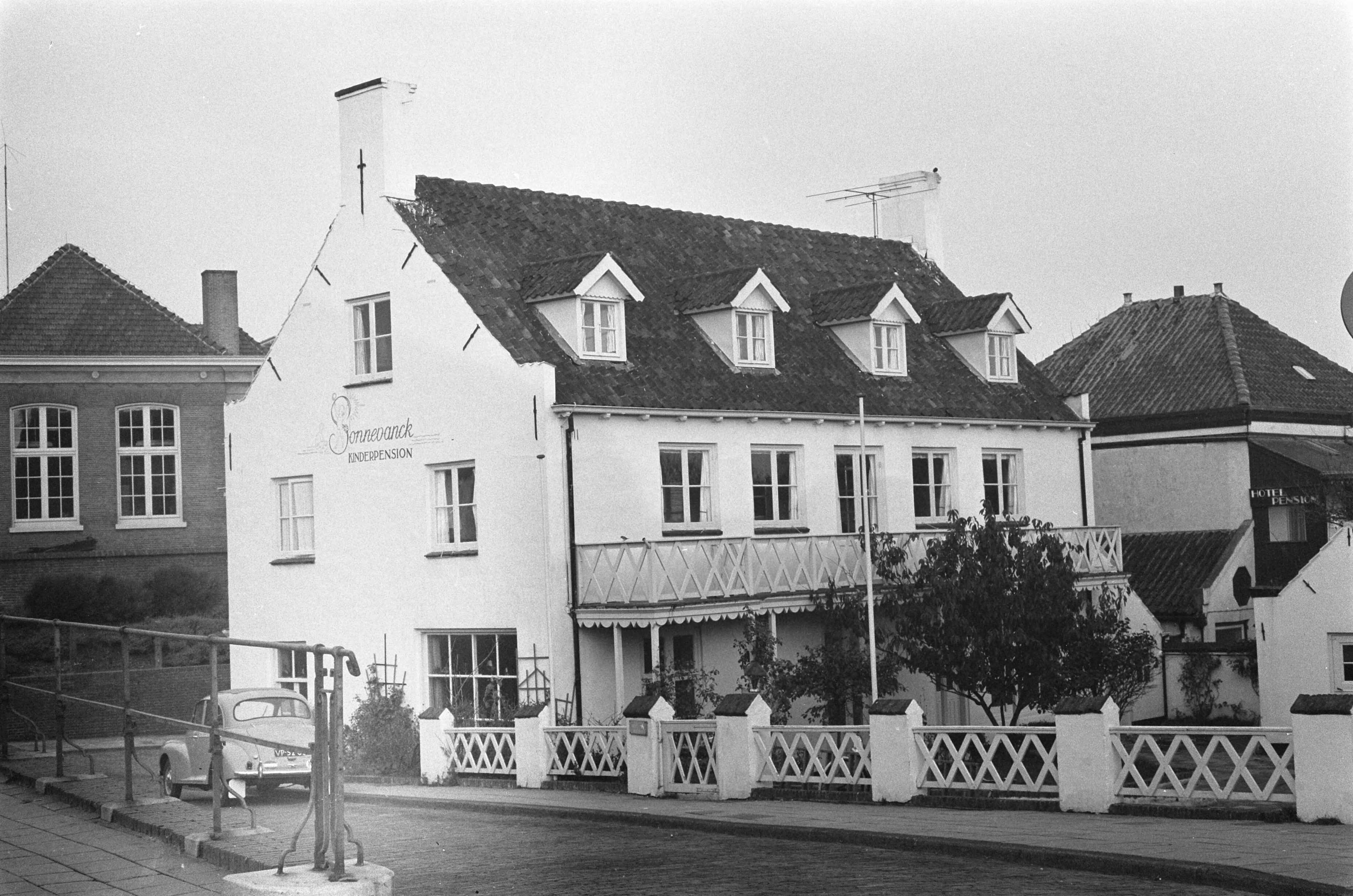 Fotocollectie Anefo — Kinderpension Sonnevanck te Zandvoort door politie gesloten in verband met "tirannie" — Foto: Pot, Harry / Anefo. Licentie: Set B: Rechtenvrij / Publiek Domein. Bron: Nationaal Archief. http://hdl.handle.net/10648/aa1e3392-d0b4-102d-bcf8-003048976d84