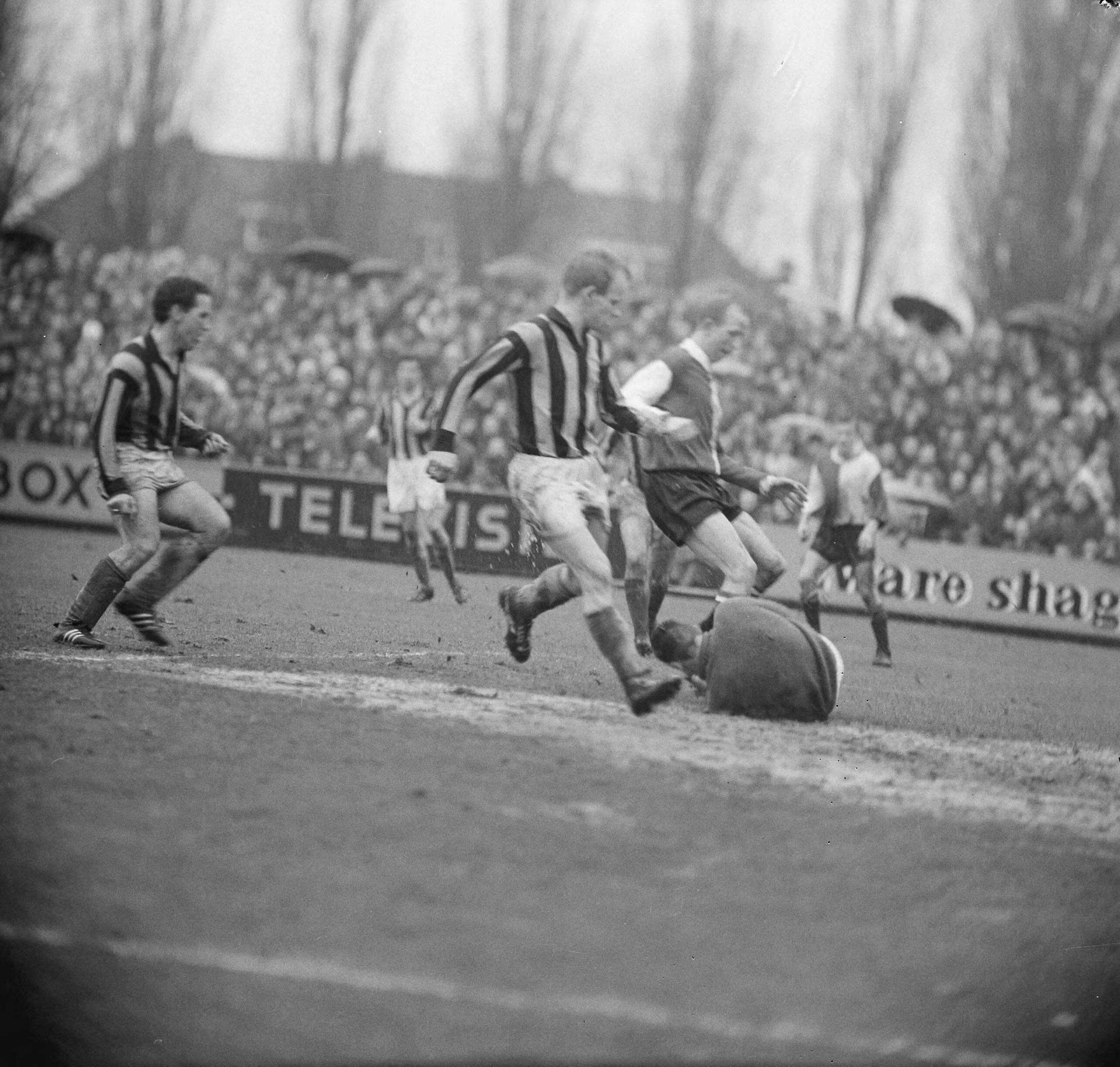 Fotocollectie Anefo — Voetbal. NAC tegen Feyenoord 1-0. Spelmoment, Henk Groot (F.) en NAC-keeper Peter van de Merwe — Foto: Nijs, Jac. de / Anefo. Licentie: Set B: Rechtenvrij / Publiek Domein. Bron: Nationaal Archief. http://hdl.handle.net/10648/aa9a7a6a-d0b4-102d-bcf8-003048976d84