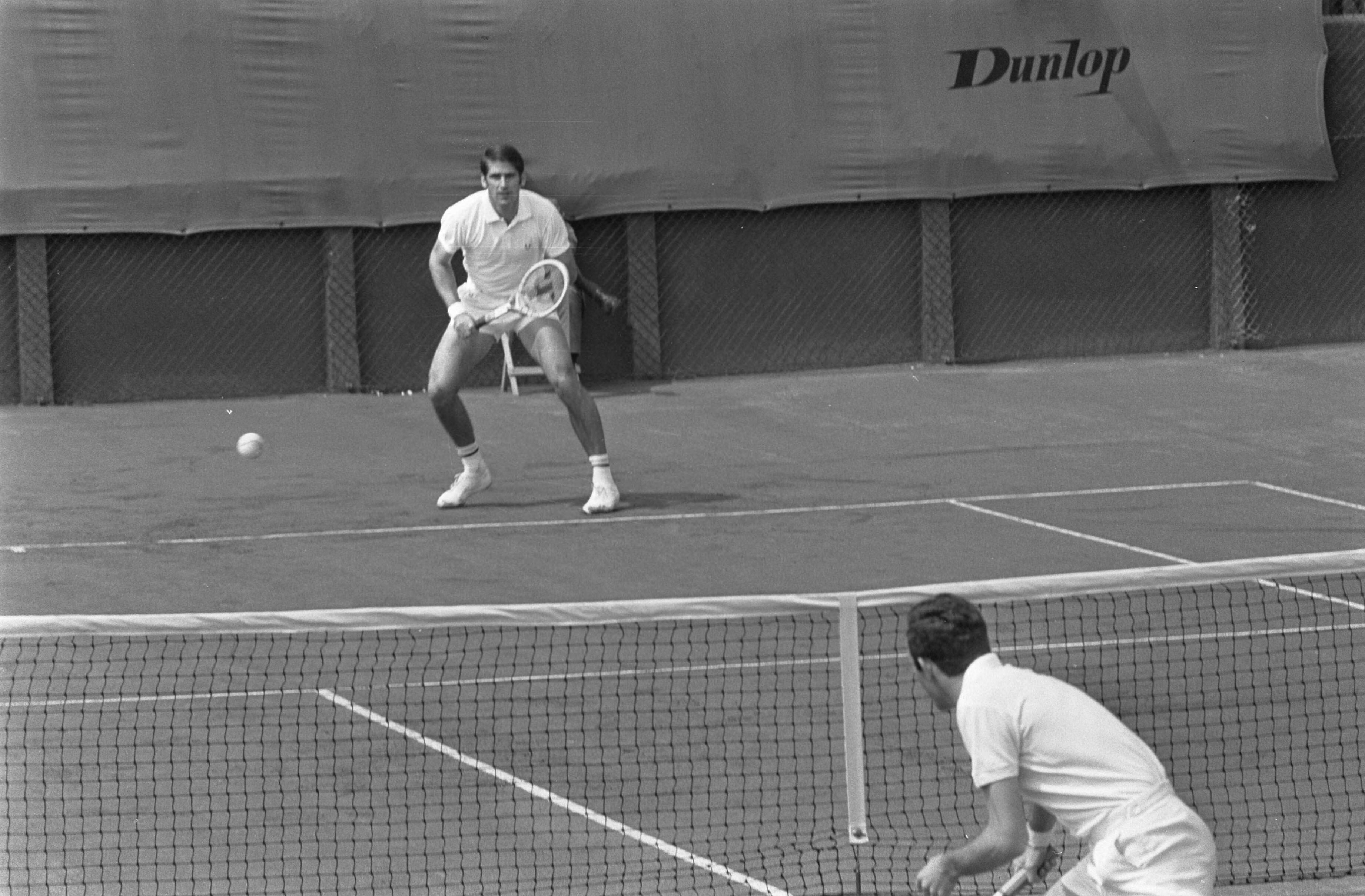 Fotocollectie Anefo — Wimbledon-spelers in Scheveningen. Tom Okker (links) speelde tegen Marty Riessen — Foto: Koch, Eric / Anefo. Licentie: Set B: Rechtenvrij / Publiek Domein. Bron: Nationaal Archief. http://hdl.handle.net/10648/ab46539e-d0b4-102d-bcf8-003048976d84