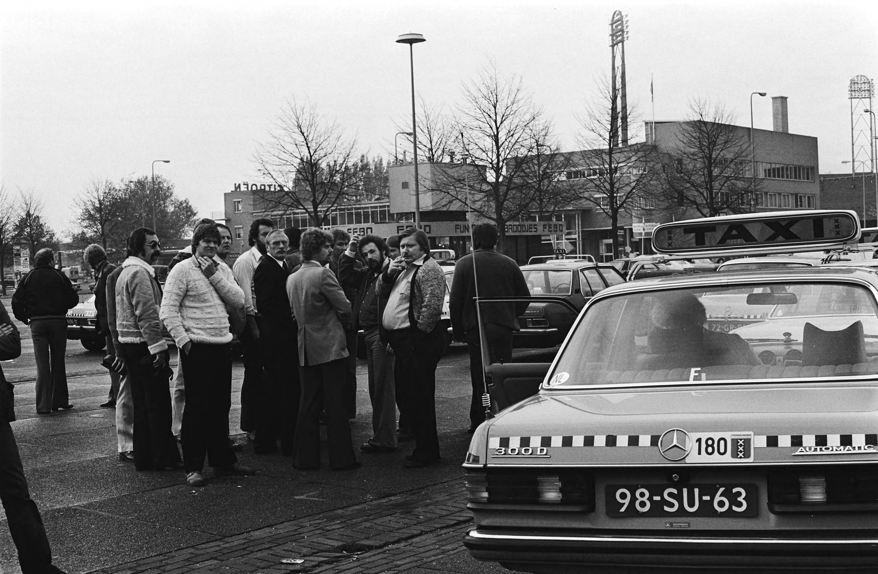 Fotocollectie Anefo — Amsterdamse taxis vanaf Stadionplein naar Den Haag voor demonstratie tegen nieuwe gemeenteregeling in Amsterdam — Foto: Pereira, Fernando / Anefo. Licentie: Set B: Rechtenvrij / Publiek Domein. Bron: Nationaal Archief. http://hdl.handle.net/10648/acbe5d02-d0b4-102d-bcf8-003048976d84