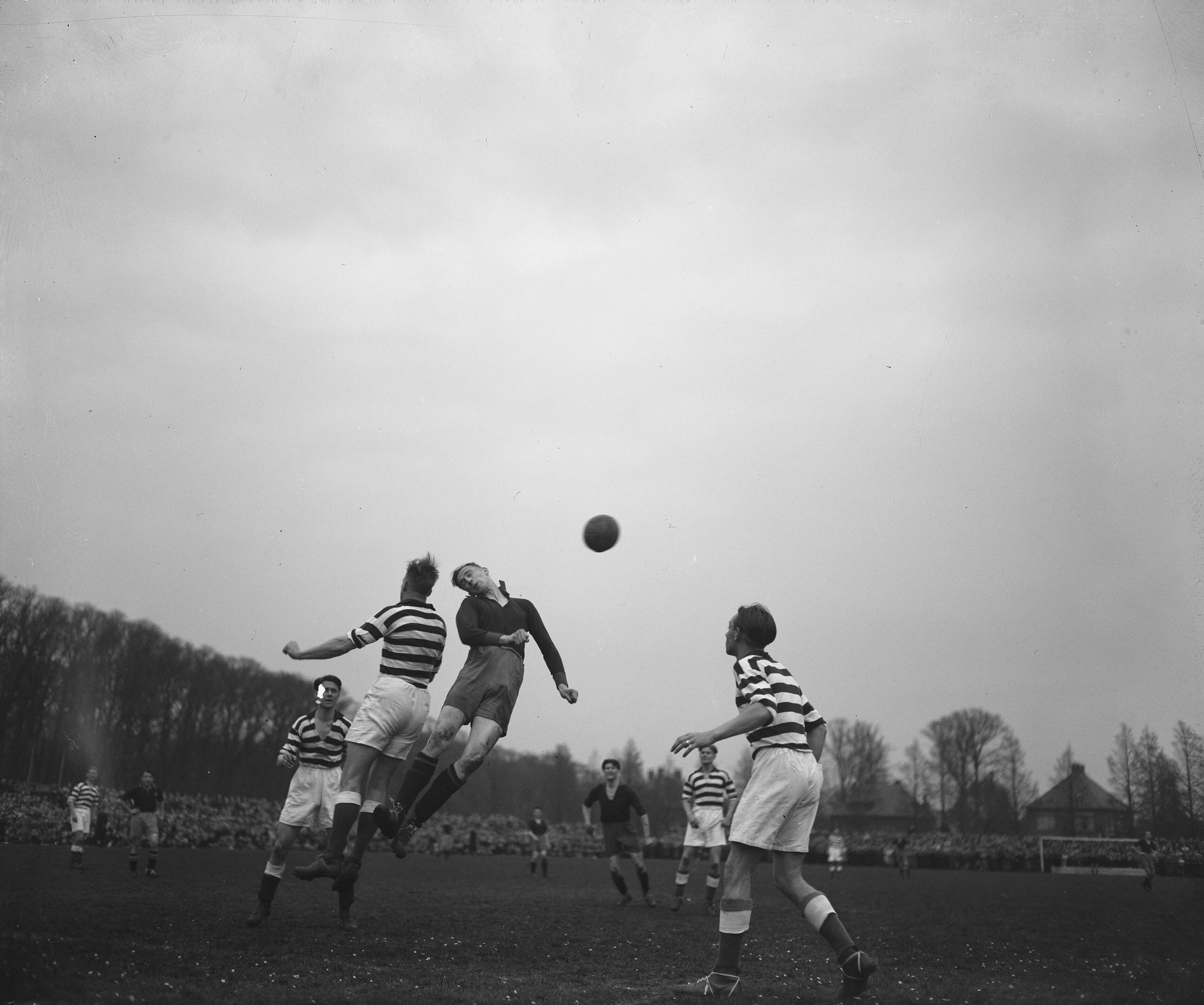 Fotocollectie Anefo — Voetbal. Haarlem-Blauw-Wit (2-0). Spelmoment — Foto: Vrind, Luuk / Anefo. Licentie: Set B: Rechtenvrij / Publiek Domein. Bron: Nationaal Archief. http://hdl.handle.net/10648/afdcd874-d0b4-102d-bcf8-003048976d84