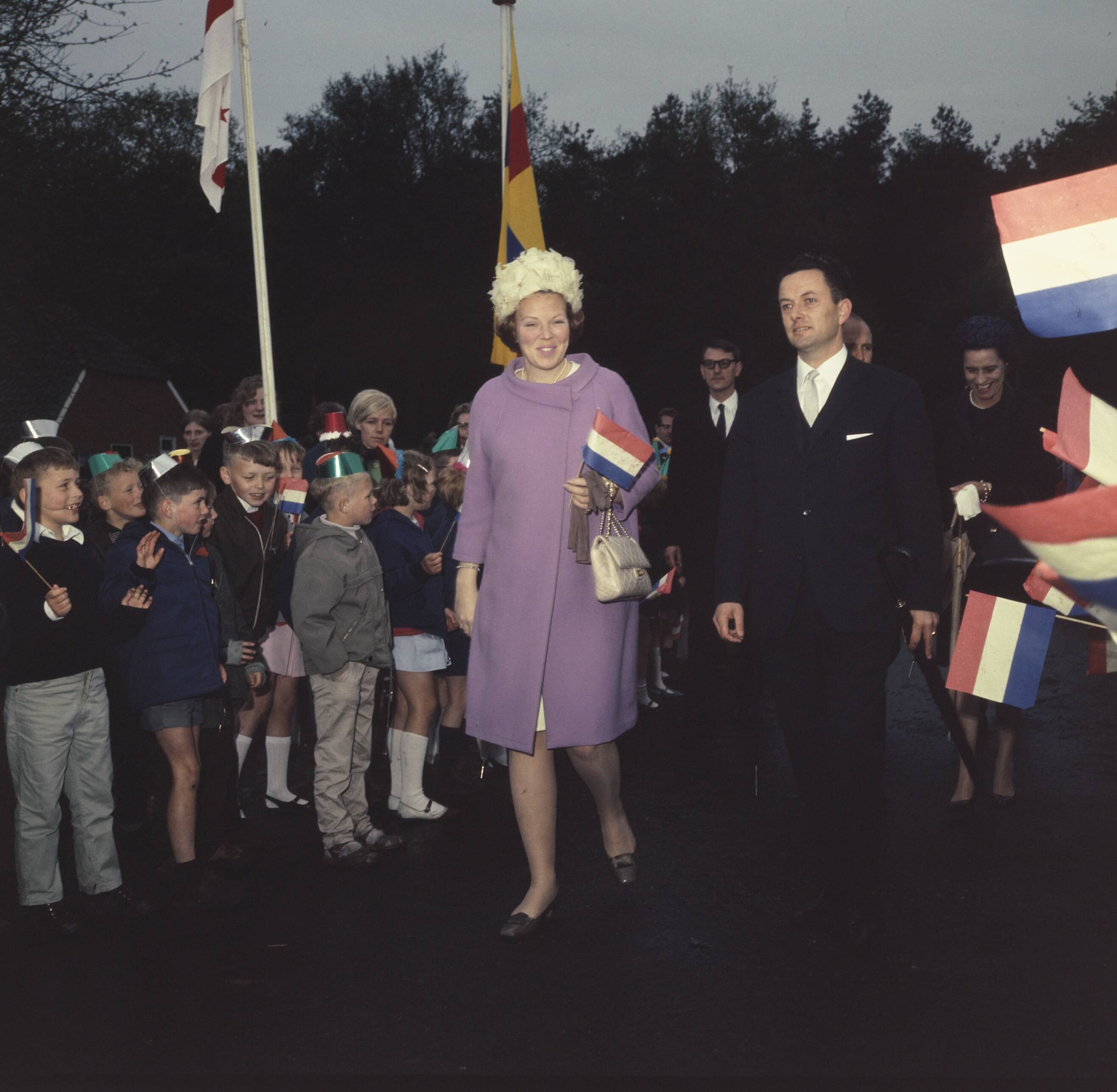 Fotocollectie Anefo — Hare Koninklijke Hoogheid Prinses Beatrix te Roden (Drenthe) opent vakantiecentrum voor gehandicapte jeugd, Prins Willem Alexander hoeve — Foto: Koch, Eric / Anefo. Licentie: Set B: Rechtenvrij / Publiek Domein. Bron: Nationaal Archief. http://hdl.handle.net/10648/ad8eebfc-d0b4-102d-bcf8-003048976d84