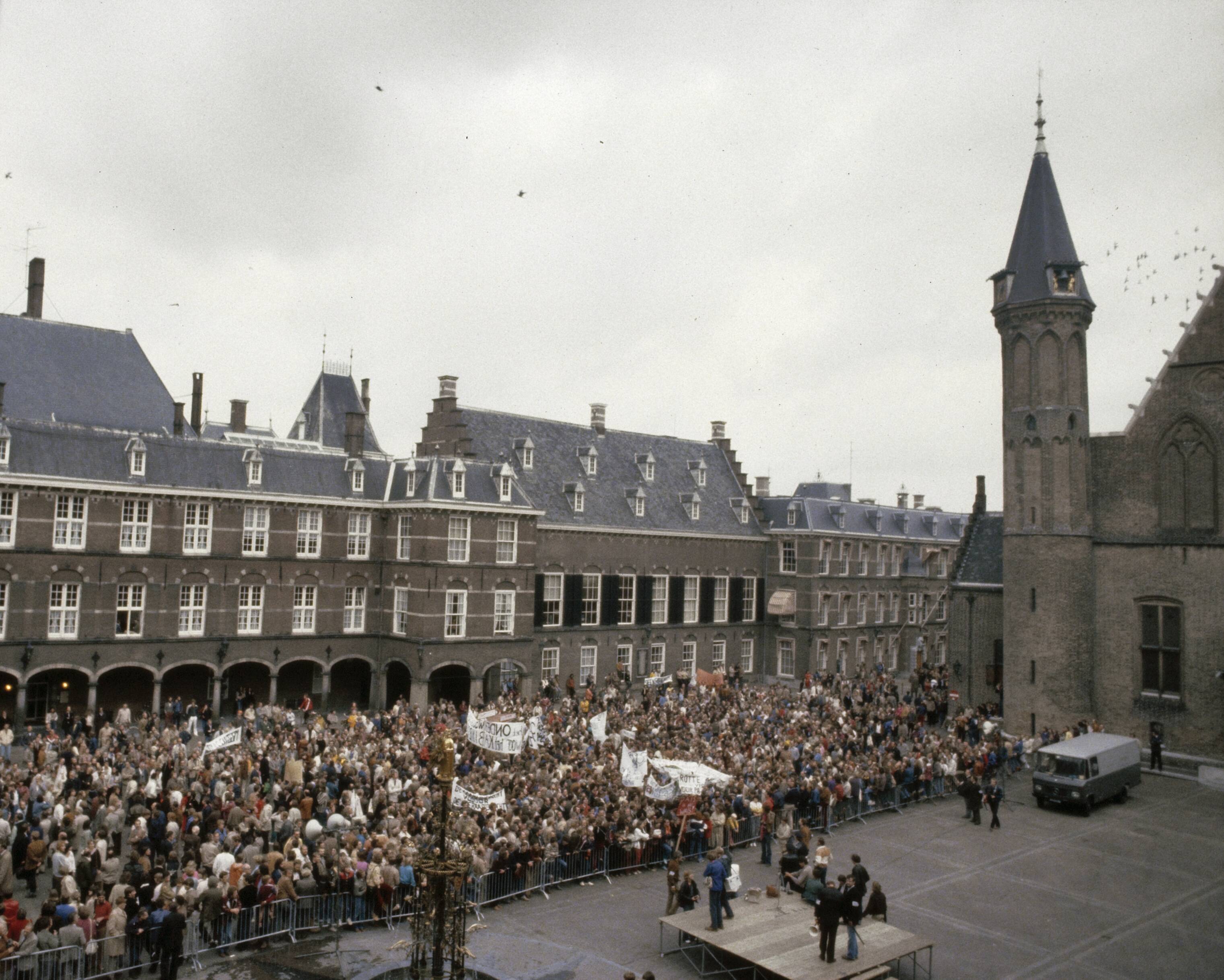 Fotocollectie Anefo — Landelijke onderwijsdem. in Den Haag tegen onderwijsbeleid (korting salarissen) van minister Pais — Foto: Croes, Rob C. / Anefo. Licentie: Set B: Rechtenvrij / Publiek Domein. Bron: Nationaal Archief. http://hdl.handle.net/10648/ad8a1bd6-d0b4-102d-bcf8-003048976d84