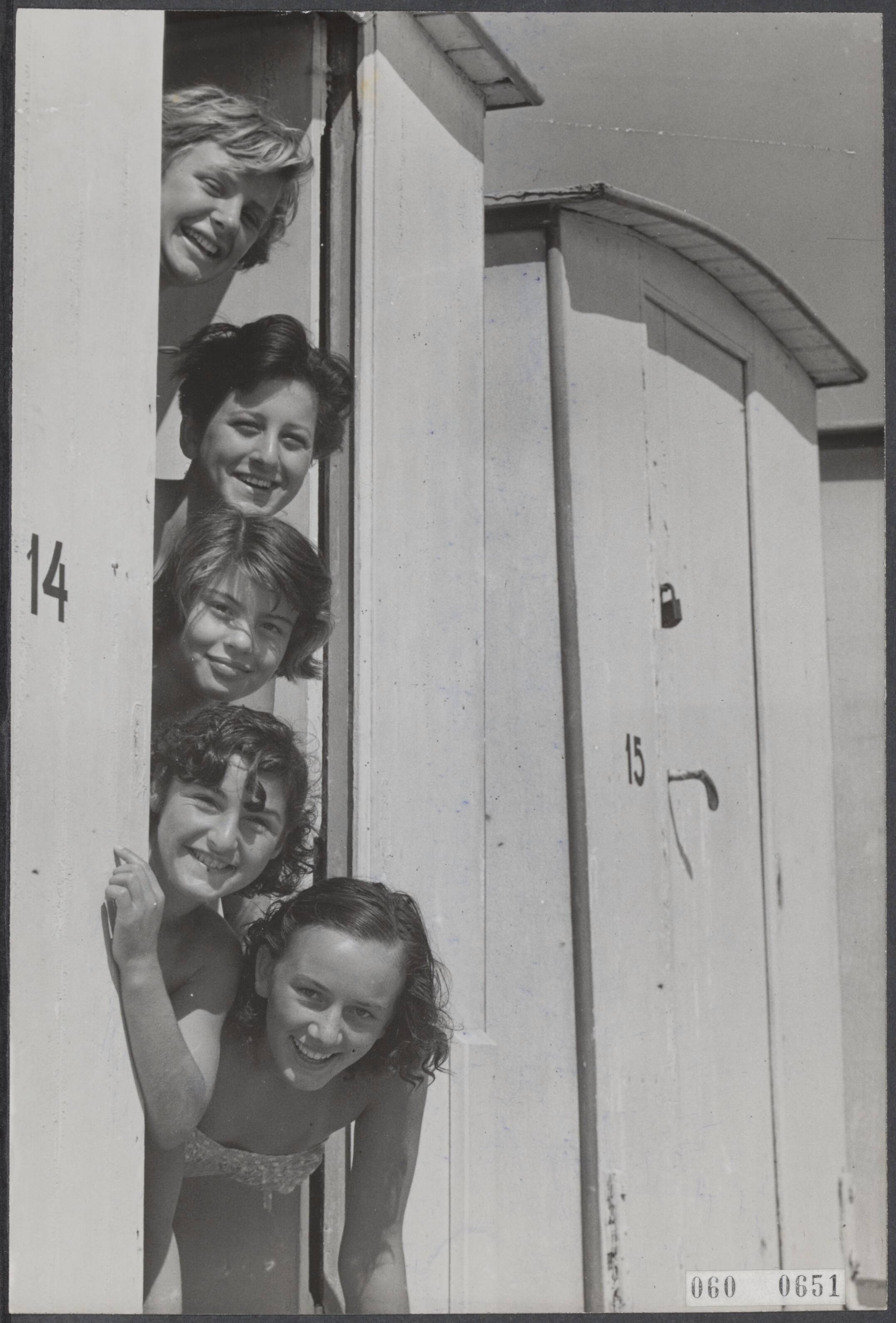 Fotocollectie Elsevier Binnenland — Zomer in Zandvoort. Vijf jonge vrouwen en meisjes in een strandhokje kijken om een hoekje — Foto: Fotograaf Onbekend / Anefo. Licentie: Set B: Rechtenvrij / Publiek Domein. Bron: Nationaal Archief. http://hdl.handle.net/10648/ae0df0dc-d0b4-102d-bcf8-003048976d84