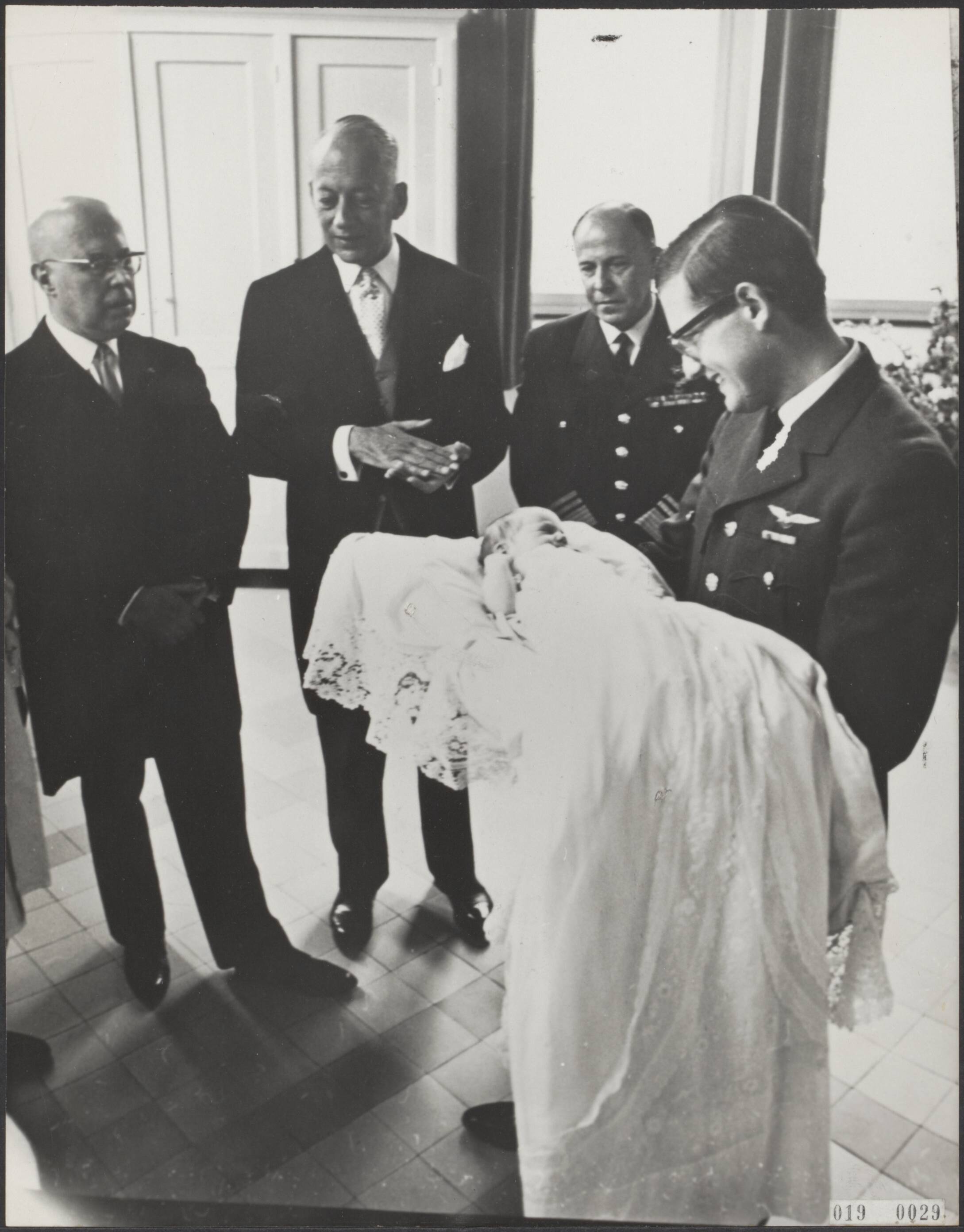 Fotocollectie Elsevier Binnenland — Aangifte geboorte van prins Maurits in het stadhuis van Utrecht. Mr. Pieter van Vollenhoven toont zijn zoon aan de getuigen, vlnr. : Dr. L.J.M. Beel, vice-voorzitter van de Raad van State, burgemeester jhr. mr. C.J.A. de Ranitz en luitenant-generaal A.B. Wolff, bevelhebber der Luchtstrijdkrachten, — Foto: Koch, Eric / Anefo. Licentie: Set B: Rechtenvrij / Publiek Domein. Bron: Nationaal Archief. http://hdl.handle.net/10648/adc54b84-d0b4-102d-bcf8-003048976d84