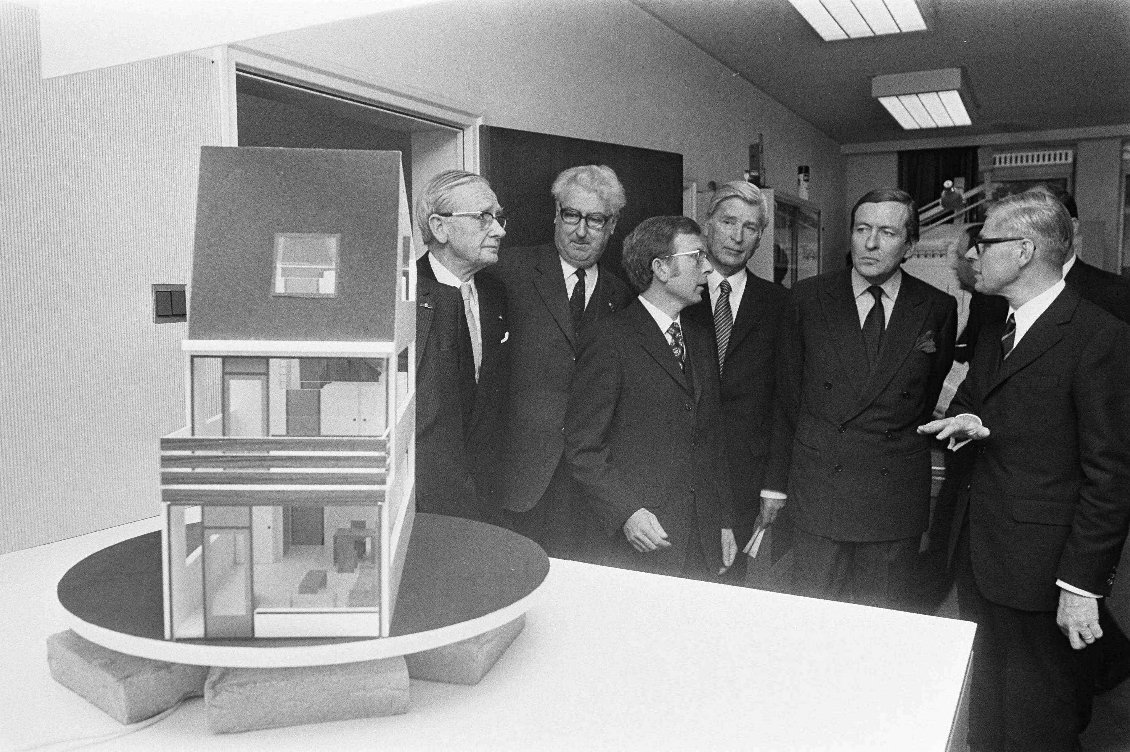 Fotocollectie Anefo — Prins Claus bij viering 75-jarig bestaan Nationaal Grondbezit NV te Den Haag — Foto: Mieremet, Rob / Anefo. Licentie: Set B: Rechtenvrij / Publiek Domein. Bron: Nationaal Archief. http://hdl.handle.net/10648/abfbce2c-d0b4-102d-bcf8-003048976d84