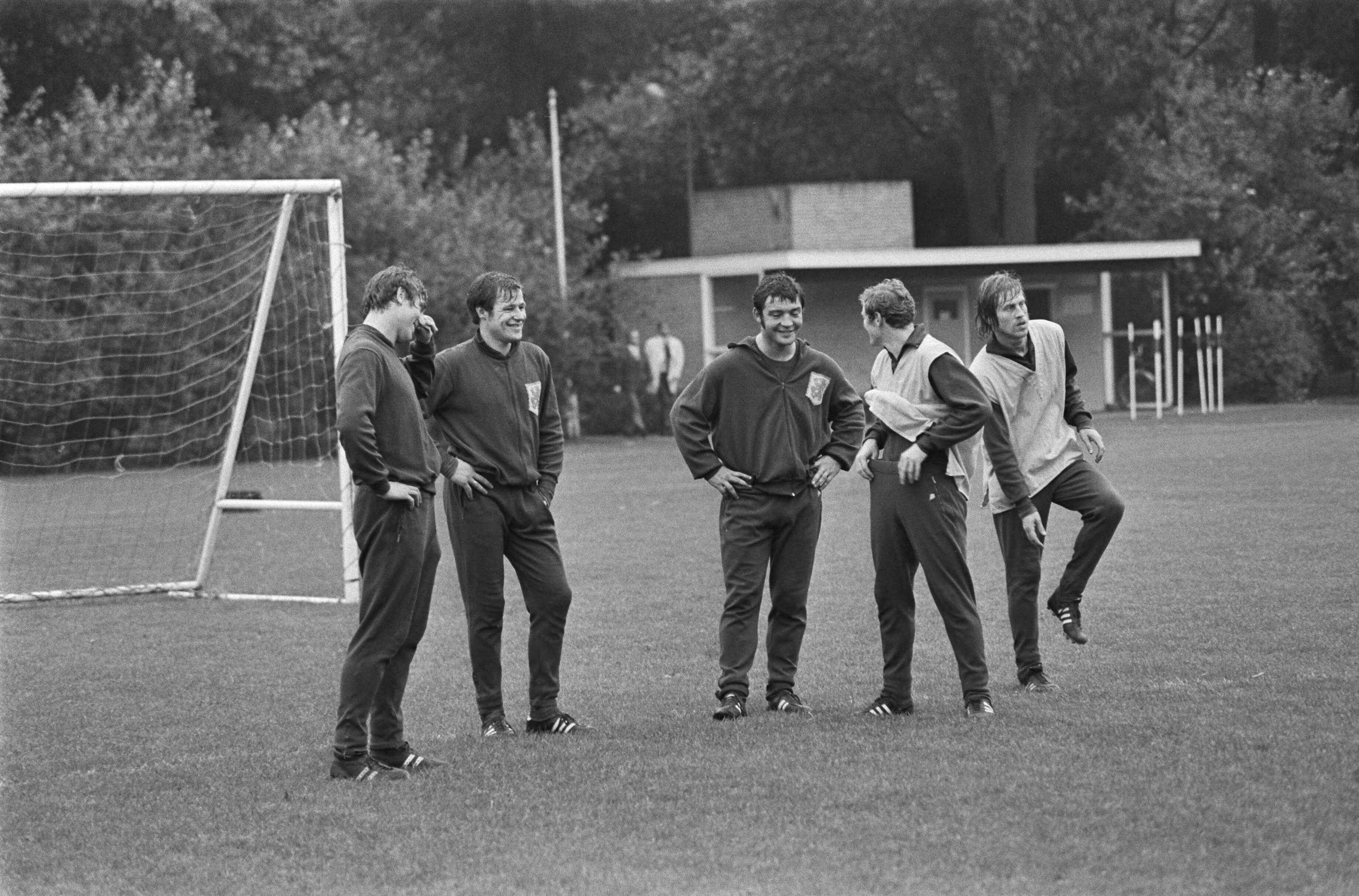 Fotocollectie Anefo — Selectie voor Nederlands elftal traint in KNVB-centrum, Zeist voor wedstrijd tegen Joegoslavie; training — Foto: Mieremet, Rob / Anefo. Licentie: Set B: Rechtenvrij / Publiek Domein. Bron: Nationaal Archief. http://hdl.handle.net/10648/aba5c2e8-d0b4-102d-bcf8-003048976d84