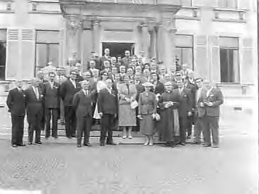 Fotocollectie Anefo — Ontvangst van delegatie Italiaanse oudstrijders van het comité "De Lamp van de Broederschap" door koningin Juliana op paleis Soestdijk. Groepsportret. Ter rechterzijde van de koningin staan achtereenvolgens de weduwe van generaal Baril, mgrs. Baldelli en W.Ch. J. M. van Lanschot. Links staat de voorzitter van het comité generaal De Stefanis — Foto: Pot, Harry / Anefo. Licentie: Set B: Rechtenvrij / Publiek Domein. Bron: Nationaal Archief. http://hdl.handle.net/10648/a96306c6-d0b4-102d-bcf8-003048976d84