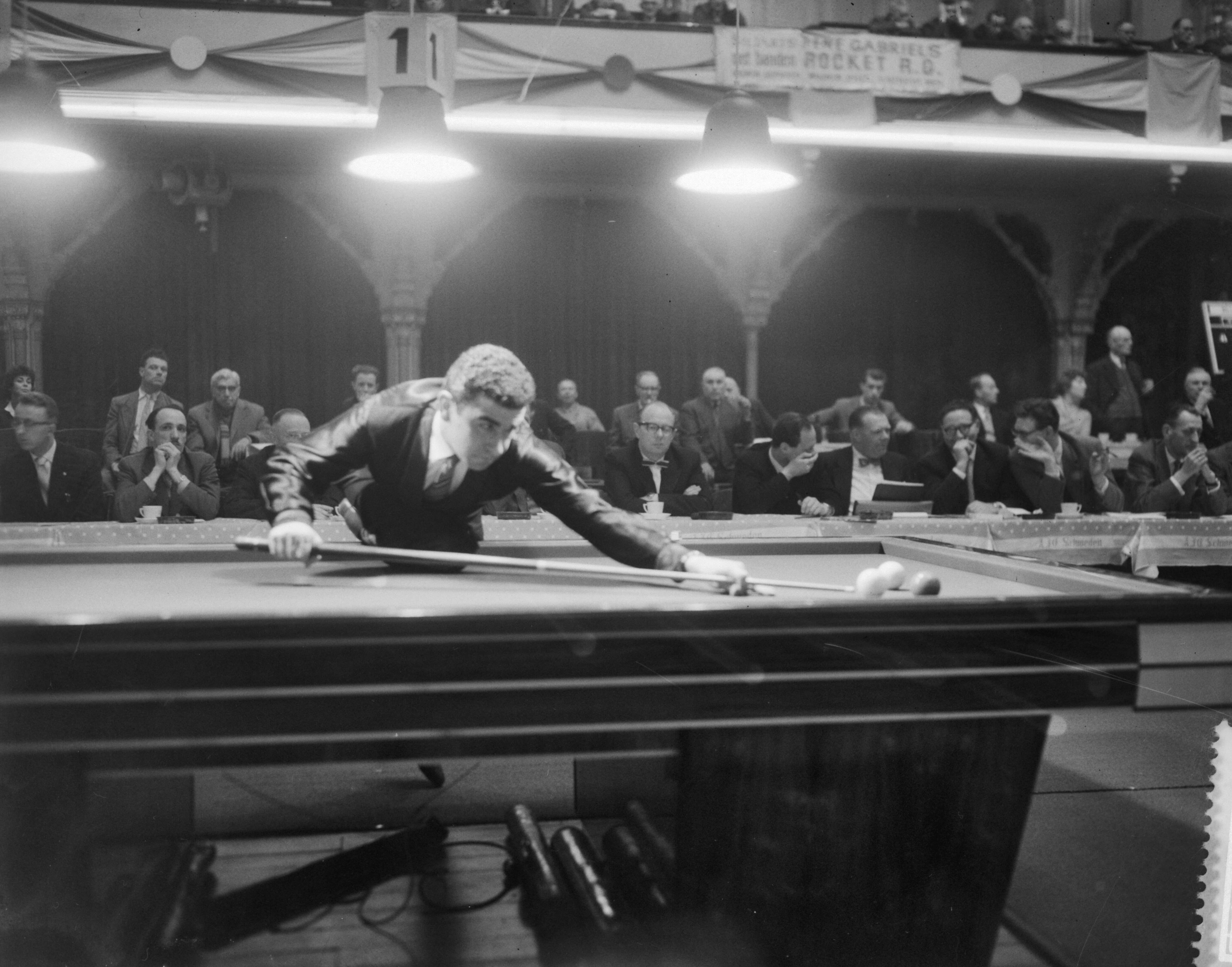 Fotocollectie Anefo — Nederlands kampioenschap ereklasse groot biljart ankerkader 47/2 in Den Haag. Henk Scholte in actie in zijn partij tegen Kees de Ruyter — Foto: Noske, J.D. / Anefo. Licentie: Set B: Rechtenvrij / Publiek Domein. Bron: Nationaal Archief. http://hdl.handle.net/10648/a98e86e8-d0b4-102d-bcf8-003048976d84