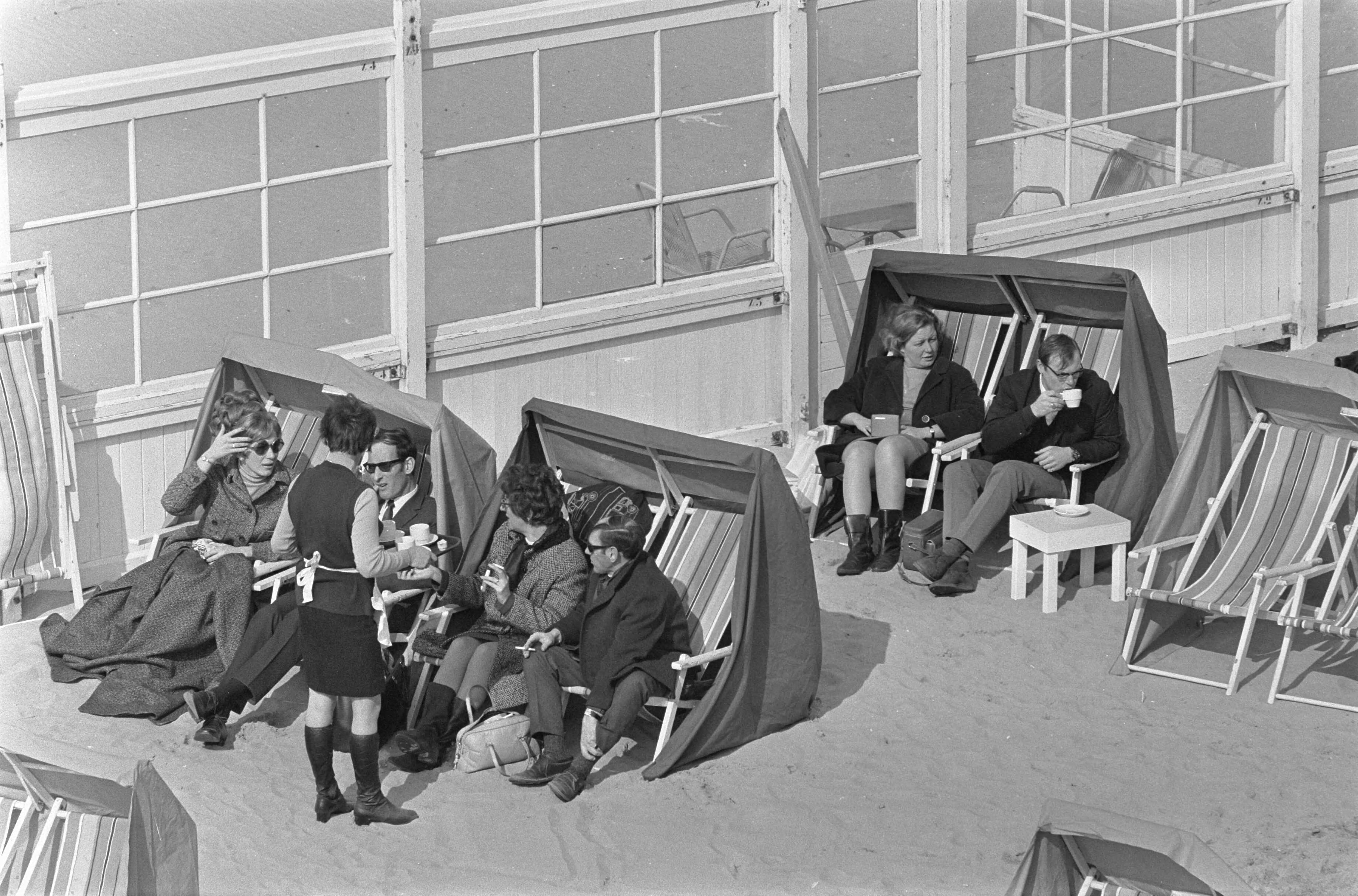 Fotocollectie Anefo — Eerste "stranddag" in Zandvoort zonnen onder dekens en jassen — Foto: Evers, Joost / Anefo. Licentie: Set B: Rechtenvrij / Publiek Domein. Bron: Nationaal Archief. http://hdl.handle.net/10648/ab631f42-d0b4-102d-bcf8-003048976d84