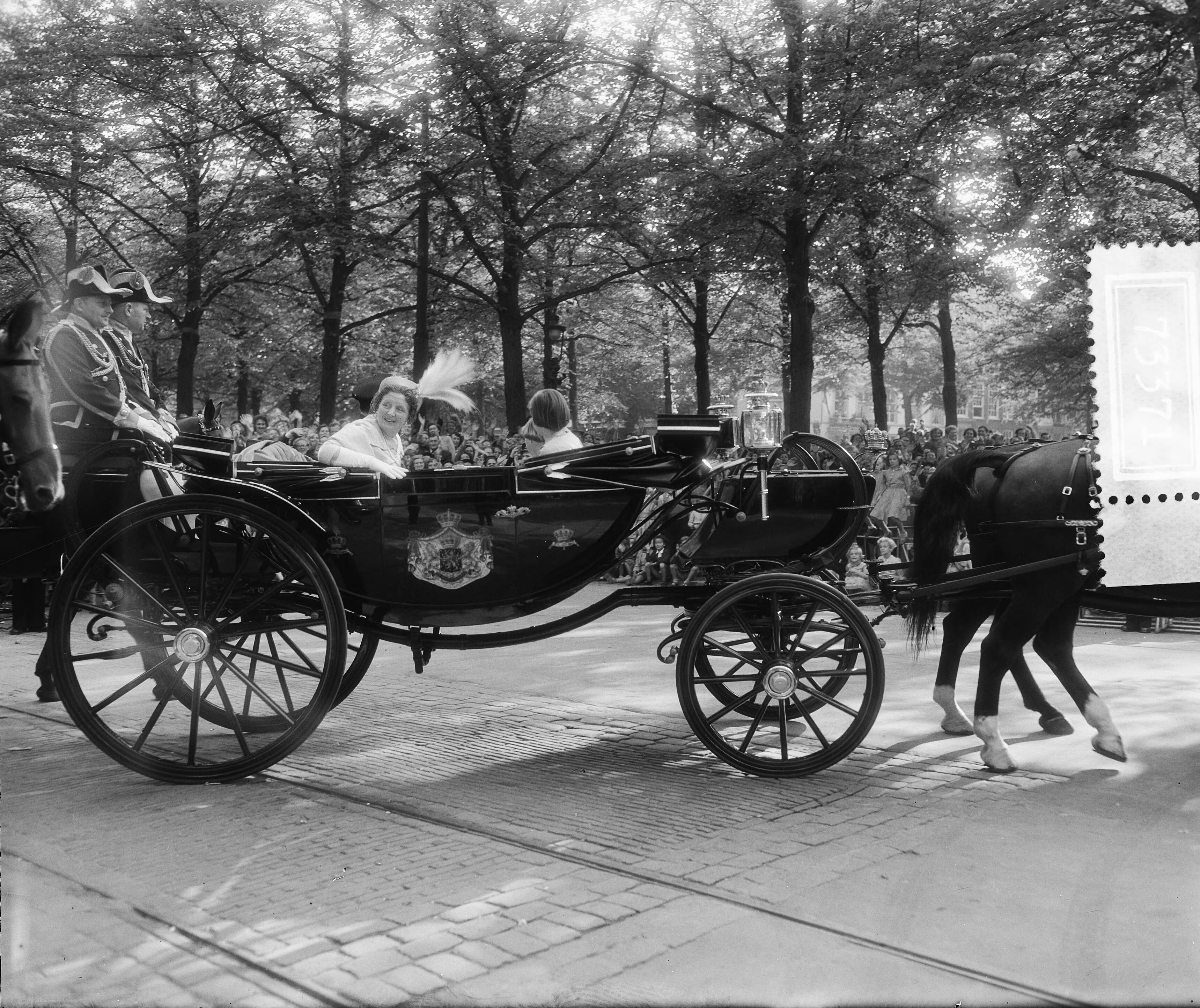Prinsjesdag 1955 — Opening Staten-Generaal. Rijtoer door Den Haag — Foto: Rossem, Wim van / Anefo. Licentie: Set B: Rechtenvrij / Publiek Domein. Bron: Nationaal Archief. http://hdl.handle.net/10648/a93b4212-d0b4-102d-bcf8-003048976d84