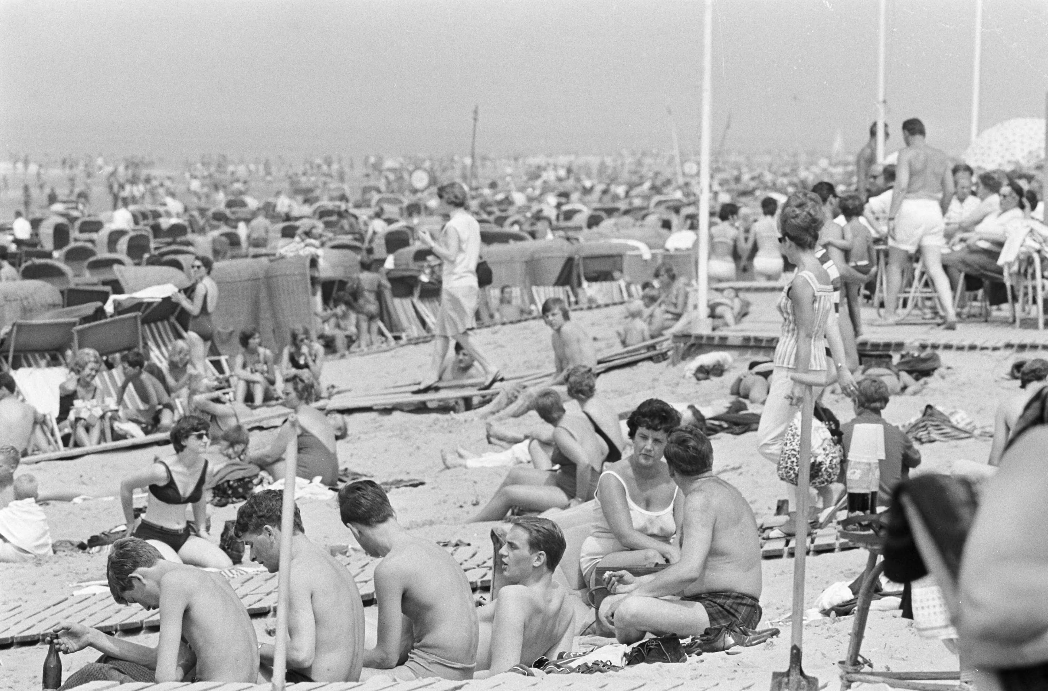 Fotocollectie Anefo — Drukte aan het strand te Zandvoort — Foto: Evers, Joost / Anefo. Licentie: Set B: Rechtenvrij / Publiek Domein. Bron: Nationaal Archief. http://hdl.handle.net/10648/aaf21a22-d0b4-102d-bcf8-003048976d84