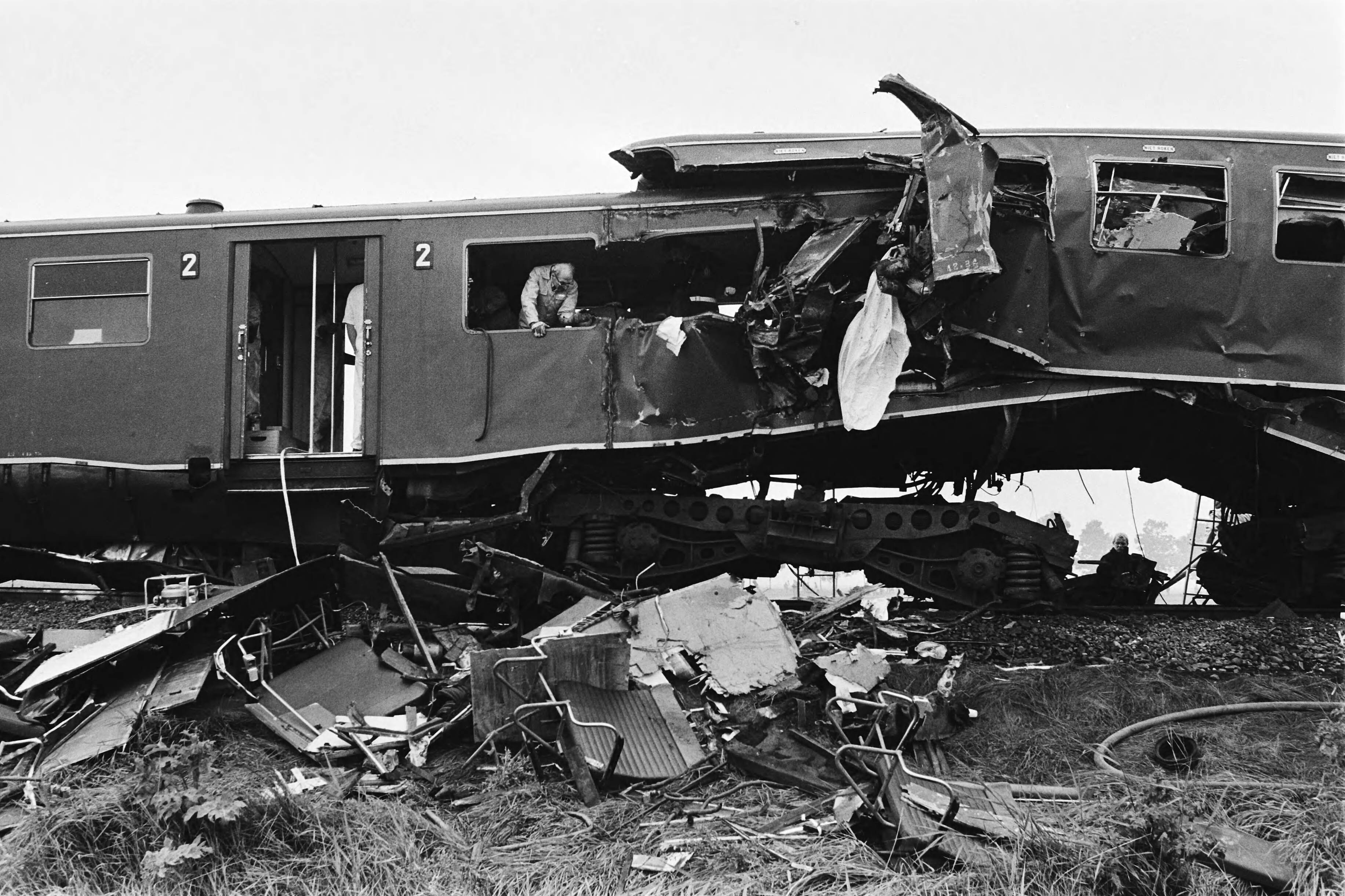 Treinramp Sauwerd — Beeld van de schade — Foto: Pereira, Fernando / Anefo. Licentie: Set B: Rechtenvrij / Publiek Domein. Bron: Nationaal Archief. http://hdl.handle.net/10648/ace493c8-d0b4-102d-bcf8-003048976d84