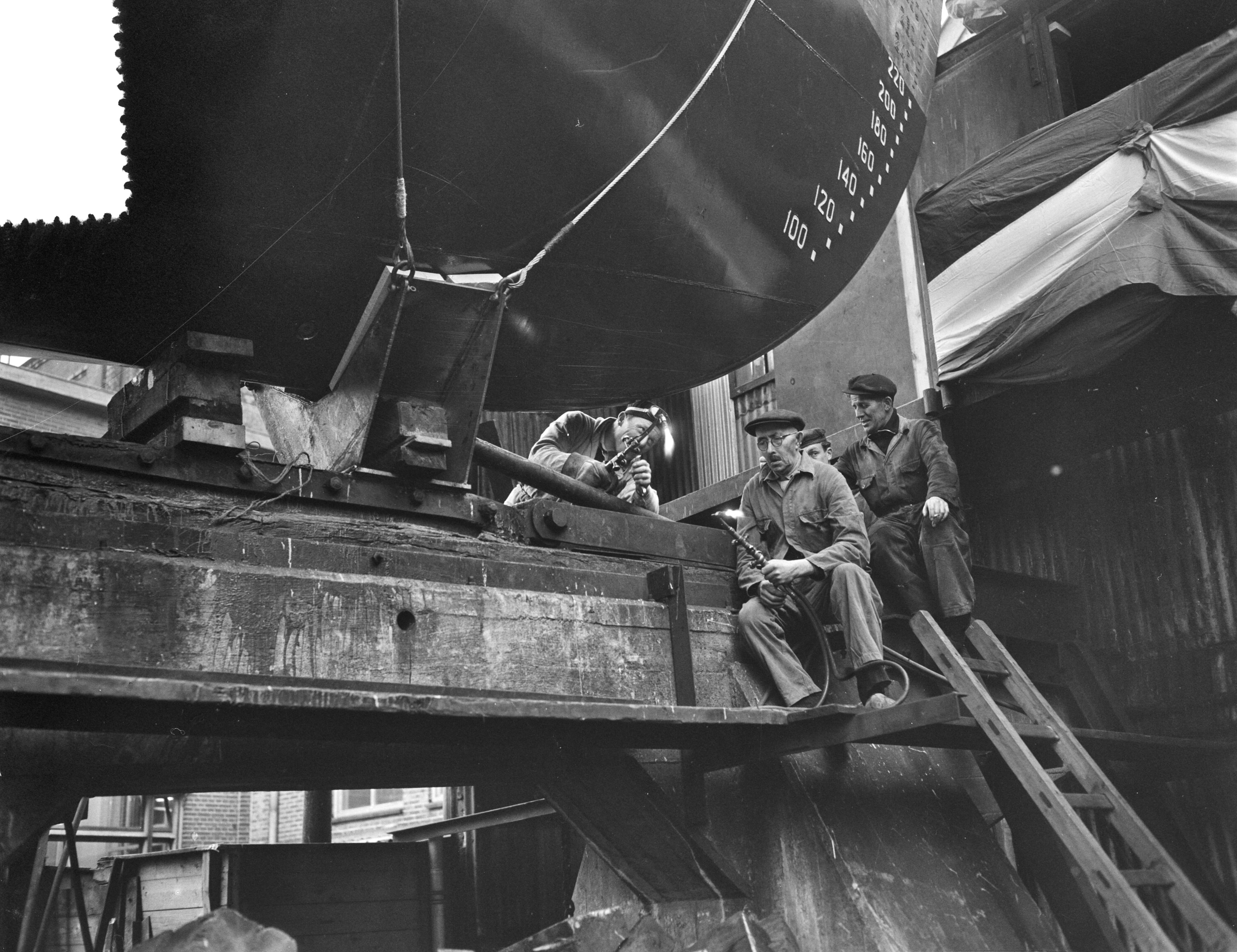 Fotocollectie Anefo — Tewaterlating motorcoaster "Hvideklint" bij de Zaanlandse Scheepsbouw Maatschappij te Zaandam — Foto: Bilsen, Joop van / Anefo. Licentie: Set B: Rechtenvrij / Publiek Domein. Bron: Nationaal Archief. http://hdl.handle.net/10648/a95b2ec4-d0b4-102d-bcf8-003048976d84