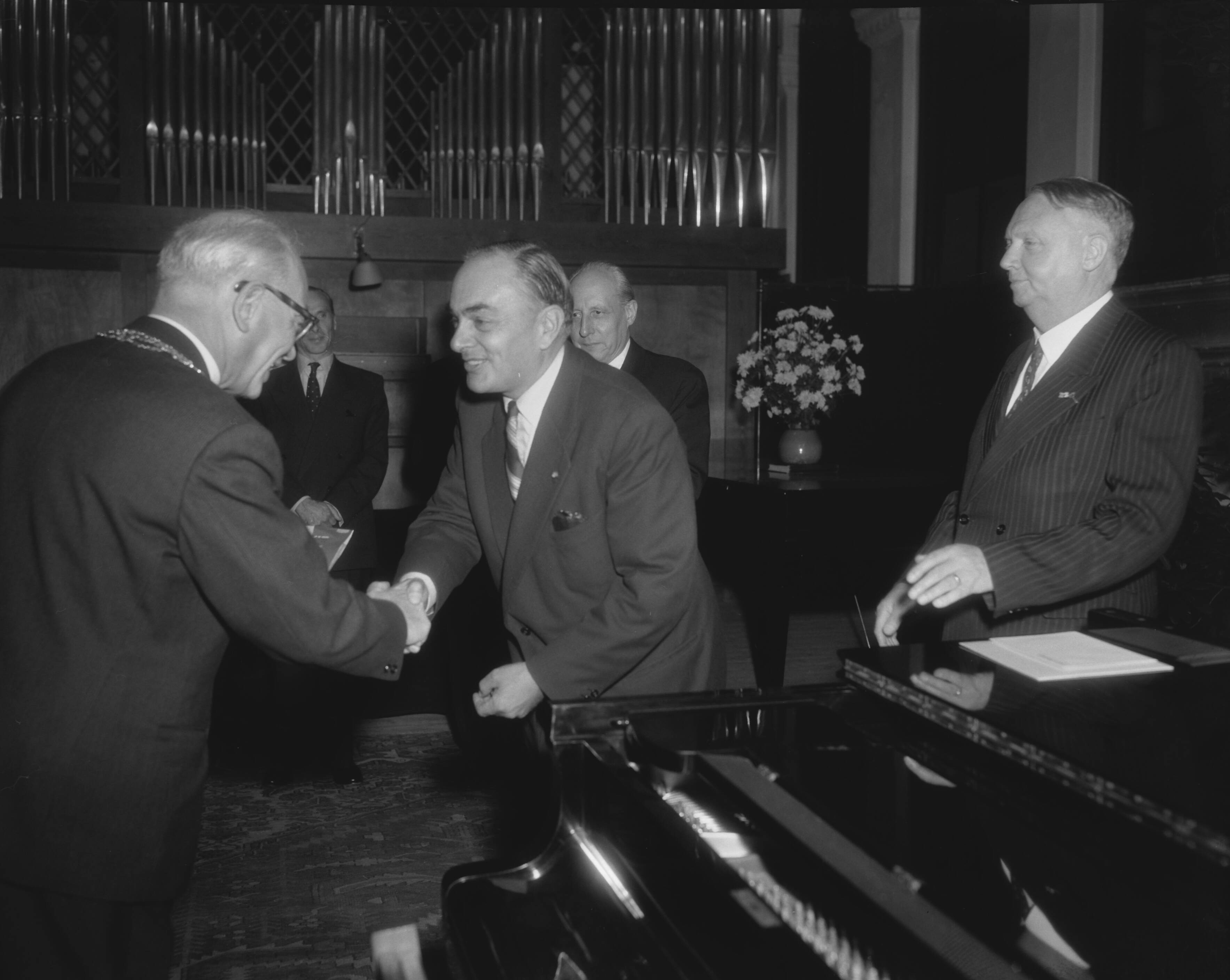 Fotocollectie Anefo — Uitreiking van prijzen van de Johan Wagenaarstichting in het Koninklijk Conservatorium te Den Haag. Loco-burgemeester wethouder J. van Zwijndrecht feliciteert mr. Guillaume Landré met de Willem Pijper prijs — Foto: Pot, Harry / Anefo. Licentie: Set B: Rechtenvrij / Publiek Domein. Bron: Nationaal Archief. http://hdl.handle.net/10648/a987dec4-d0b4-102d-bcf8-003048976d84