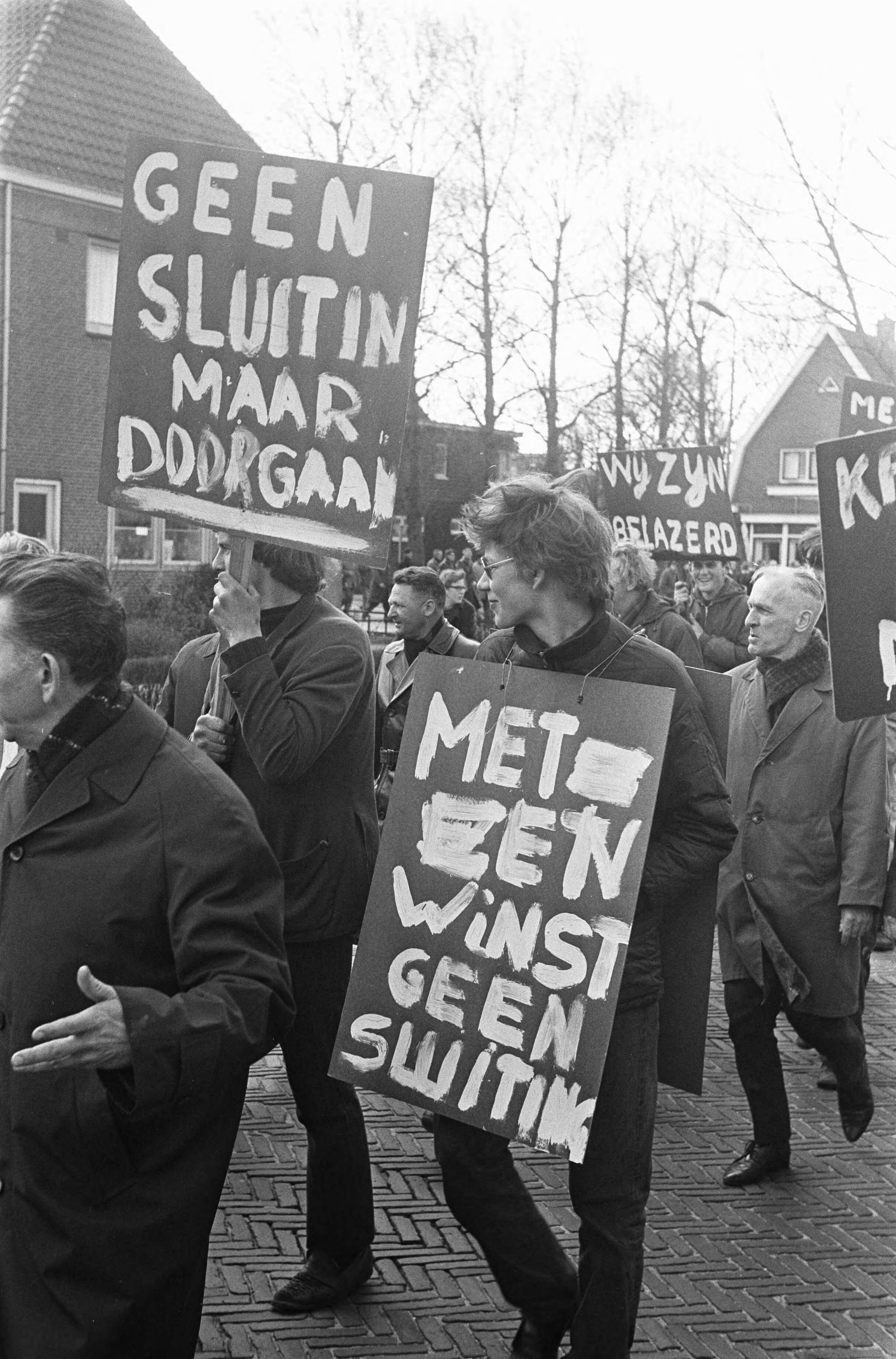 Fotocollectie Anefo — Arbeiders demonstreren tegen de voorgenomen sluiting van fabriek van Thomassen en Drijver Verblifa demonstranten — Foto: Evers, Joost / Anefo. Licentie: Set B: Rechtenvrij / Publiek Domein. Bron: Nationaal Archief. http://hdl.handle.net/10648/ab65d5fc-d0b4-102d-bcf8-003048976d84