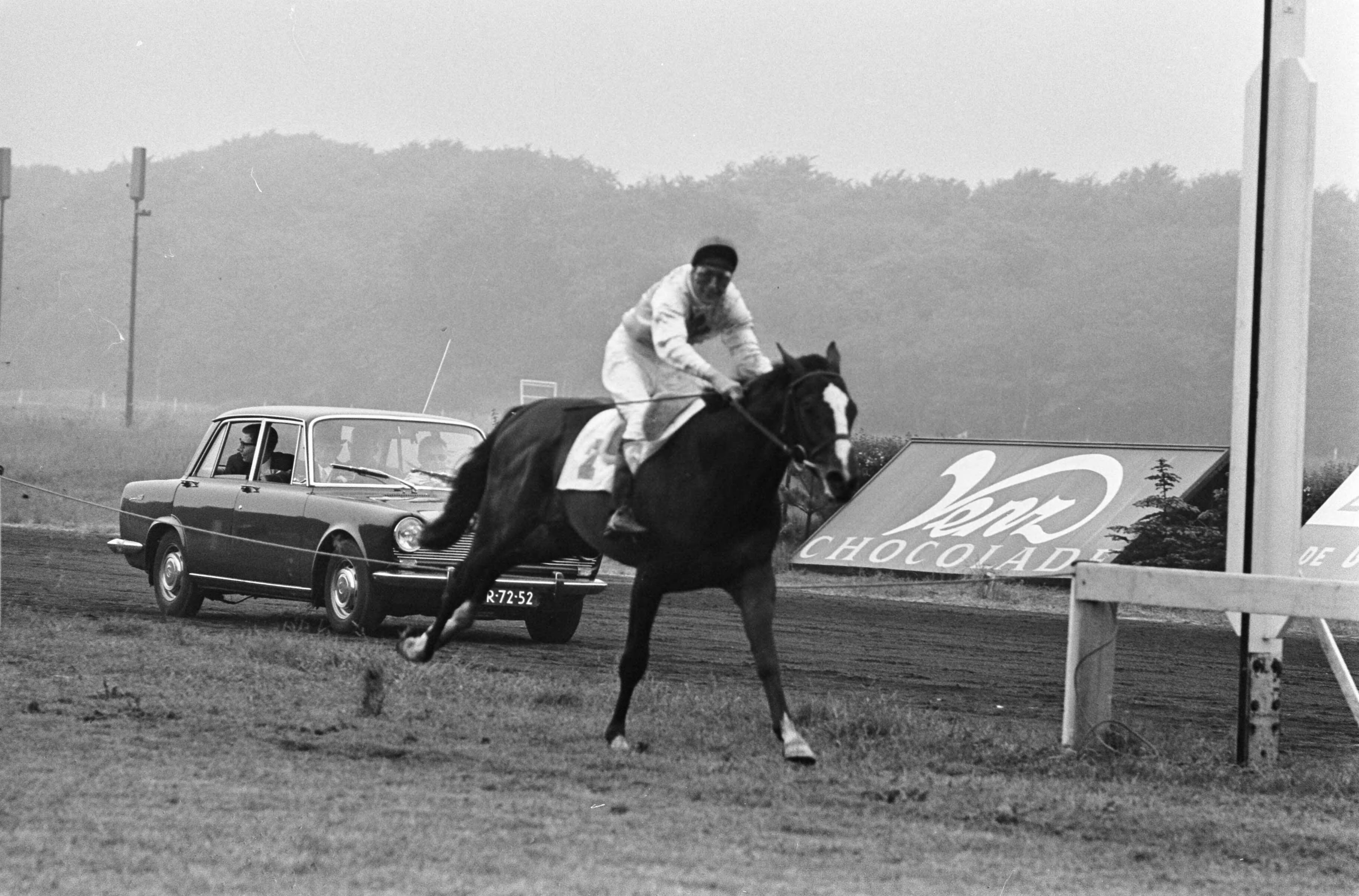 Fotocollectie Anefo — Derby op Duindigt, de latere winnaar "Independent S" met jockey Andries van Dijk tijdens de koers — Foto: Koch, Eric / Anefo. Licentie: Set B: Rechtenvrij / Publiek Domein. Bron: Nationaal Archief. http://hdl.handle.net/10648/aaac0456-d0b4-102d-bcf8-003048976d84