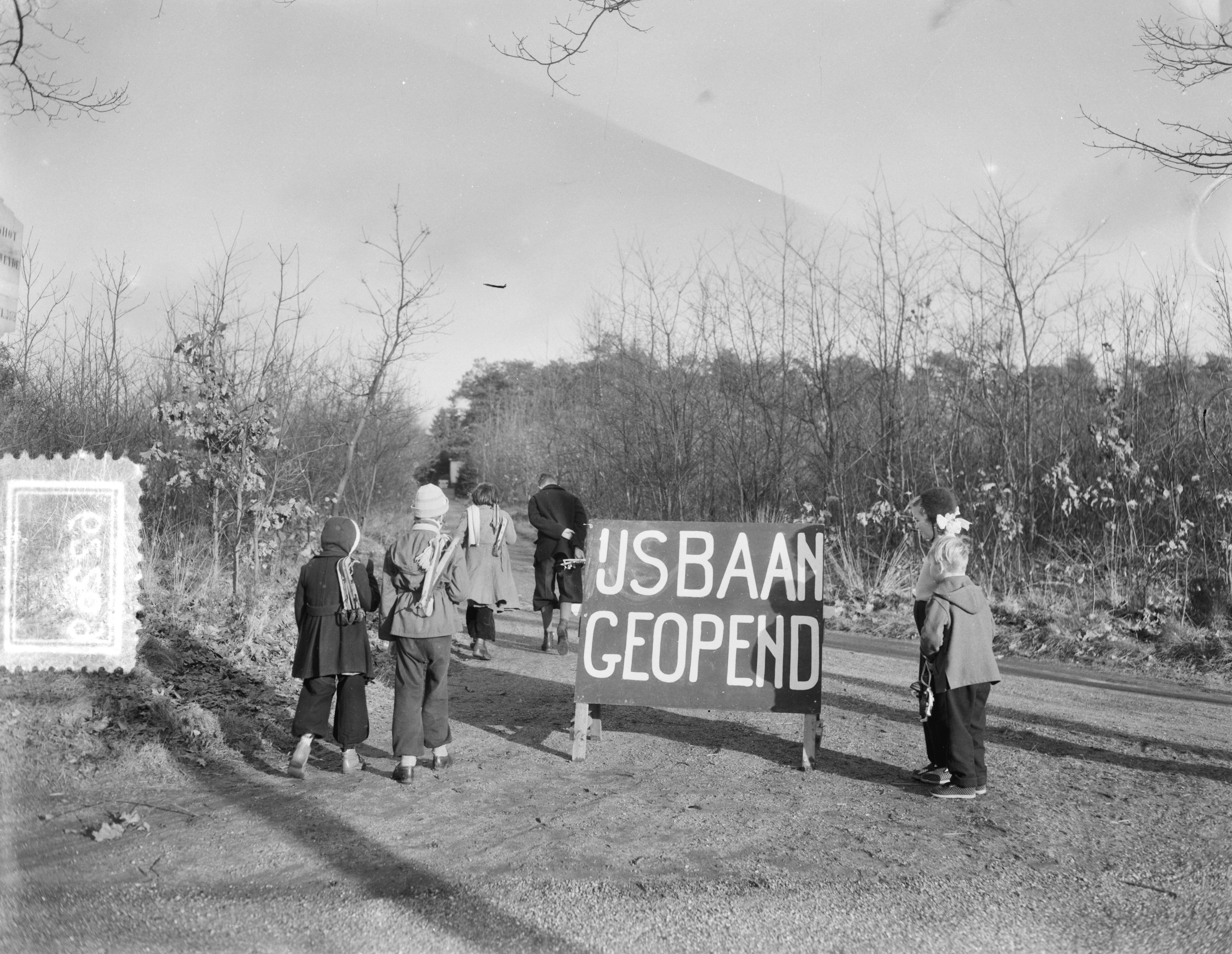 Fotocollectie Anefo — De tennisbaan Schot in Zeist is de eerste ijsbaan die geopend werd — Foto: Duinen, G.W. van / Anefo. Licentie: Set B: Rechtenvrij / Publiek Domein. Bron: Nationaal Archief. http://hdl.handle.net/10648/a91a6e52-d0b4-102d-bcf8-003048976d84
