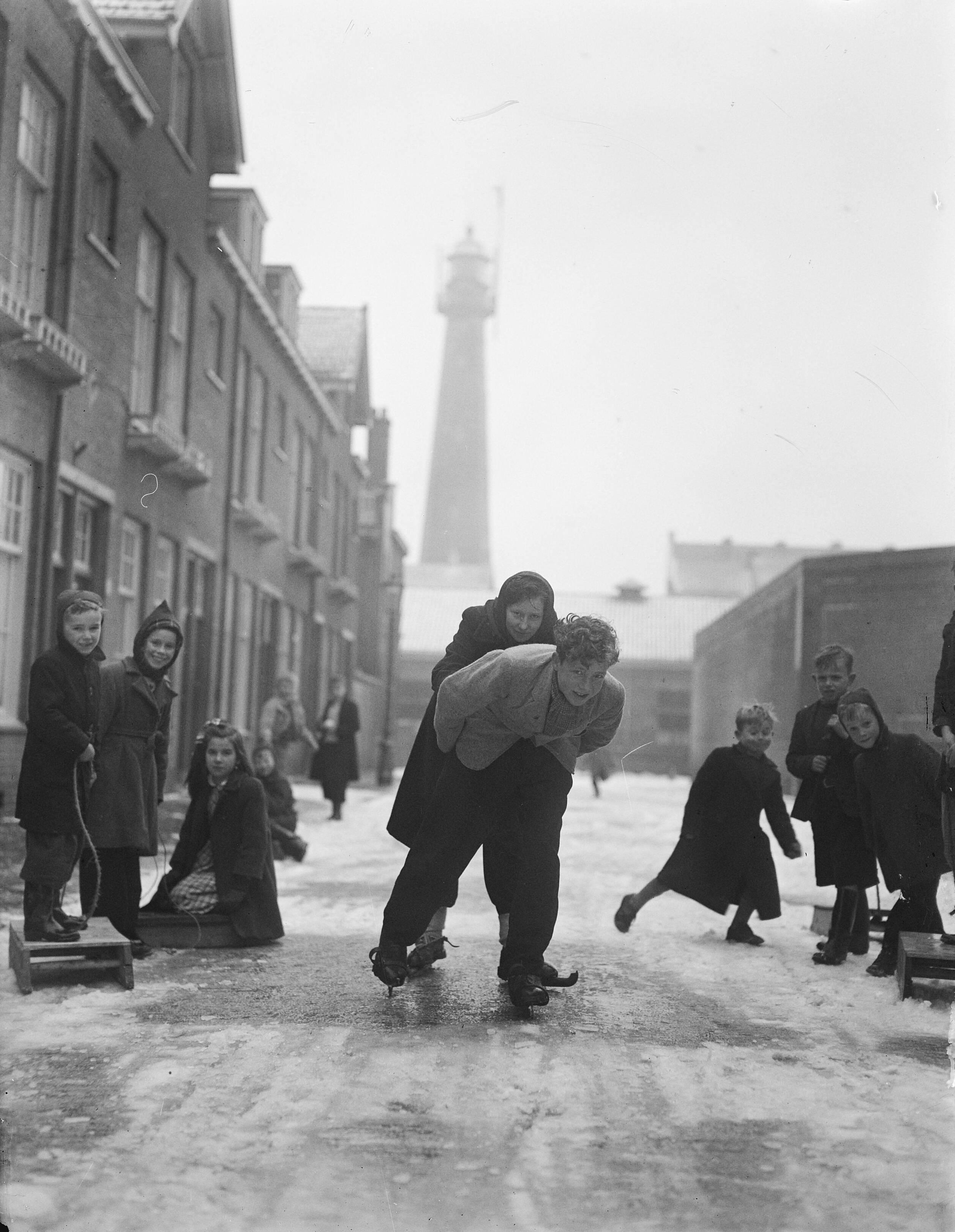 Fotocollectie Anefo — Scheveningen, ijs op de straten — Foto: Nijs, Jac. de / Anefo. Licentie: Set B: Rechtenvrij / Publiek Domein. Bron: Nationaal Archief. http://hdl.handle.net/10648/a8d42140-d0b4-102d-bcf8-003048976d84
