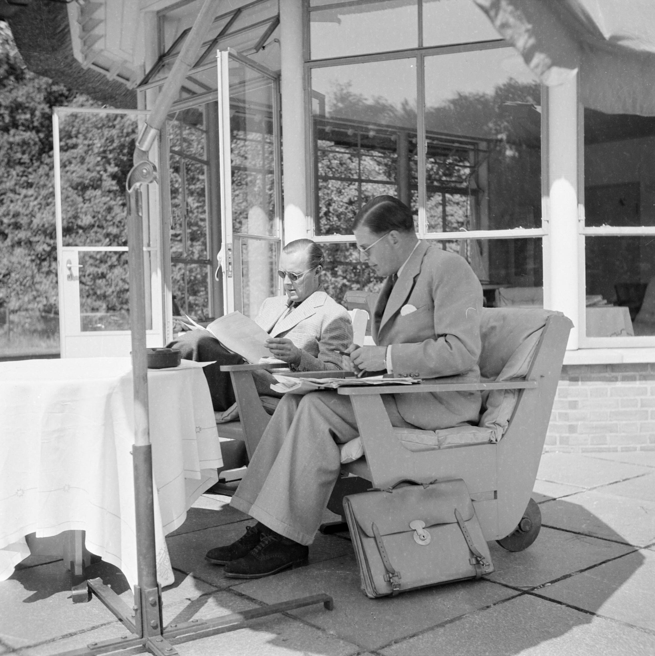 De koninklijke familie op paleis Soestdijk — Prins Bernhard overlegt met zijn secretaris op het terras — Foto: Poll, Willem van de. Licentie: Set B: Rechtenvrij / Publiek Domein. Bron: Nationaal Archief. http://hdl.handle.net/10648/aee95136-d0b4-102d-bcf8-003048976d84