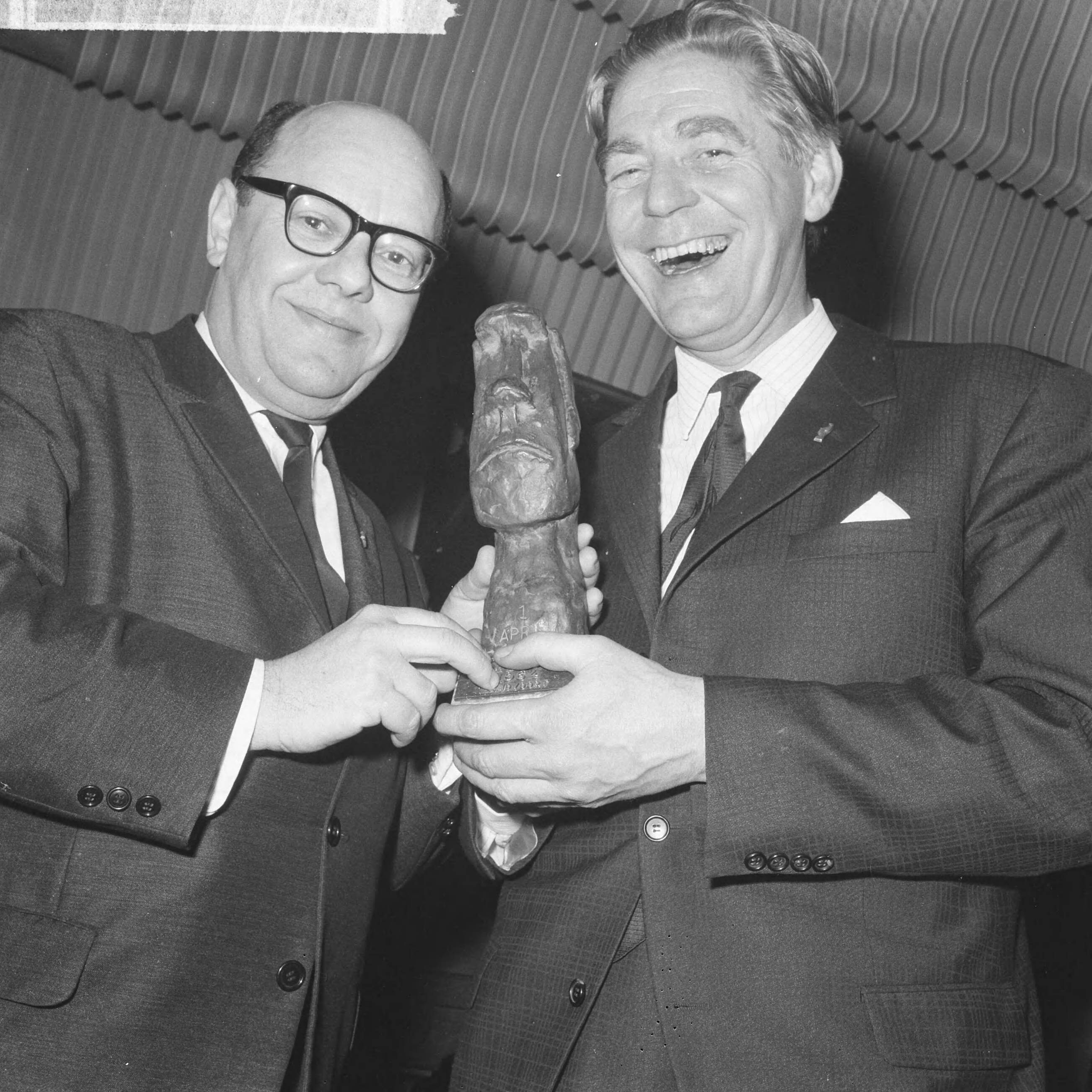 Fotocollectie Anefo — "Prix de Joke 1964" voor Bert Haanstra, Simon van Collem (links) reikt hem het beeldje uit in Hotel Bouwes te Zandvoort — Foto: Nijs, Jac. de / Anefo. Licentie: Set B: Rechtenvrij / Publiek Domein. Bron: Nationaal Archief. http://hdl.handle.net/10648/aa624a3c-d0b4-102d-bcf8-003048976d84