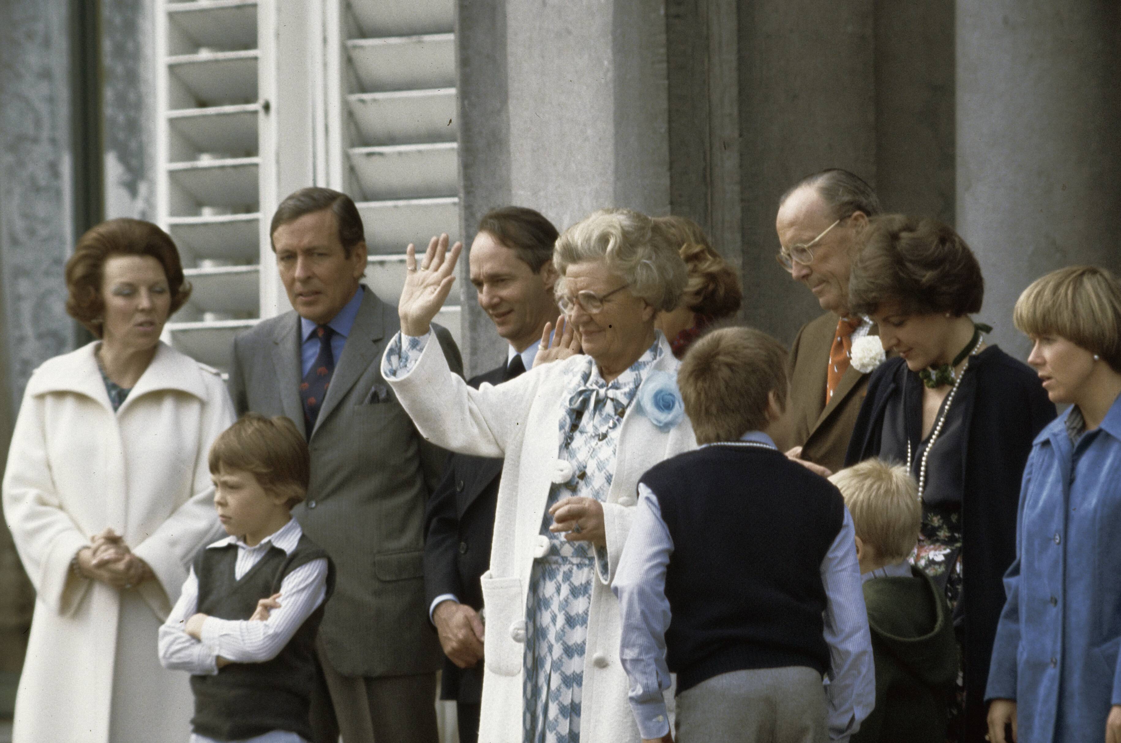 Koniginnedag 1978 — Koninginnedag 1978, defile Soestdijk; koningin Juliana , Prins Bernhard , Prinses Beatrix en Prins Claus — Foto: Suyk, Koen / Anefo. Licentie: Set B: Rechtenvrij / Publiek Domein. Bron: Nationaal Archief. http://hdl.handle.net/10648/ad947b6c-d0b4-102d-bcf8-003048976d84